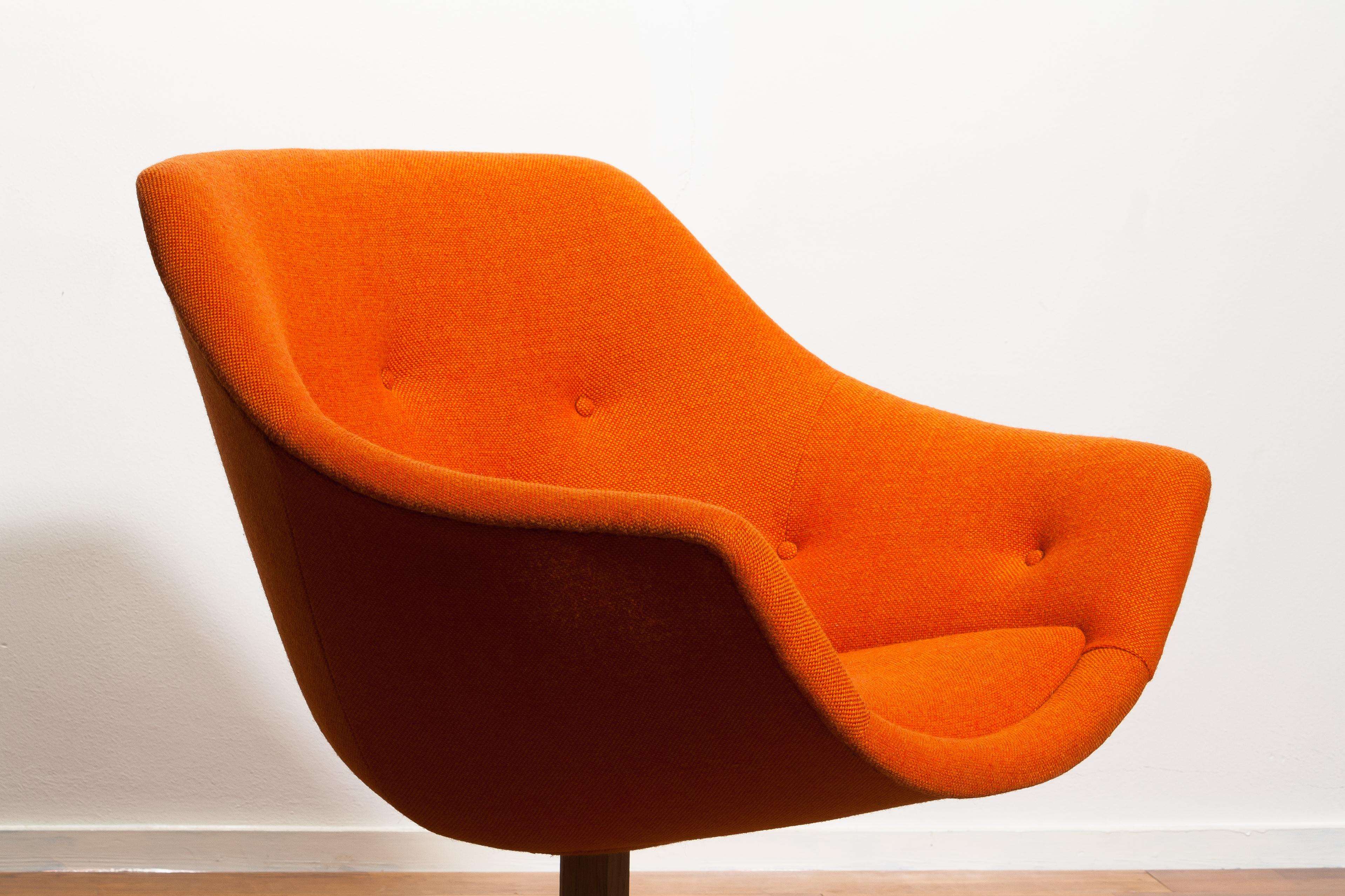 1960's Carl Gustaf Hiort Oak Swivel Armchair with Nanna Ditzel Fabric For Sale 2