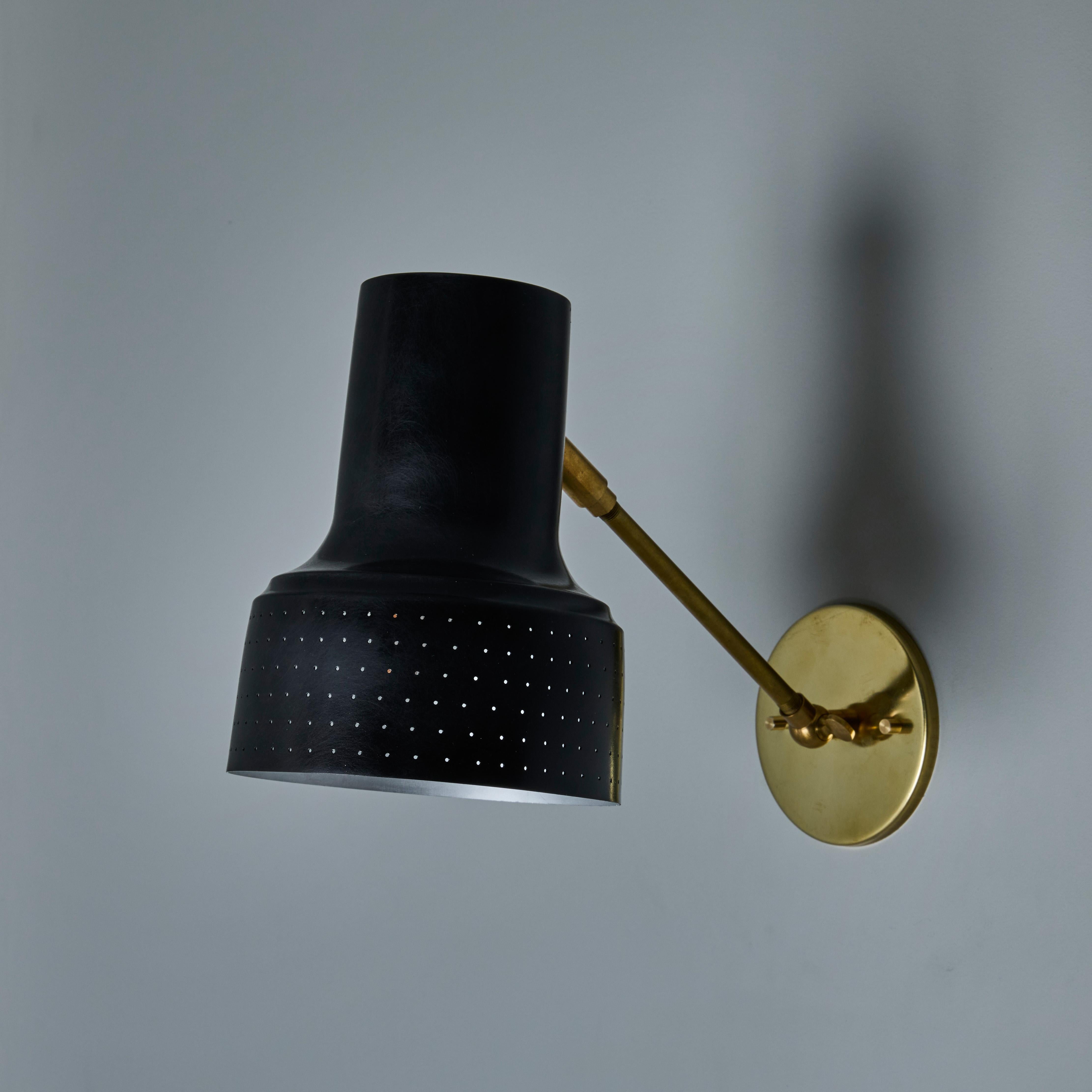 Lámpara de pared Carl Thore de los años 60, de latón y negro perforado en venta 4