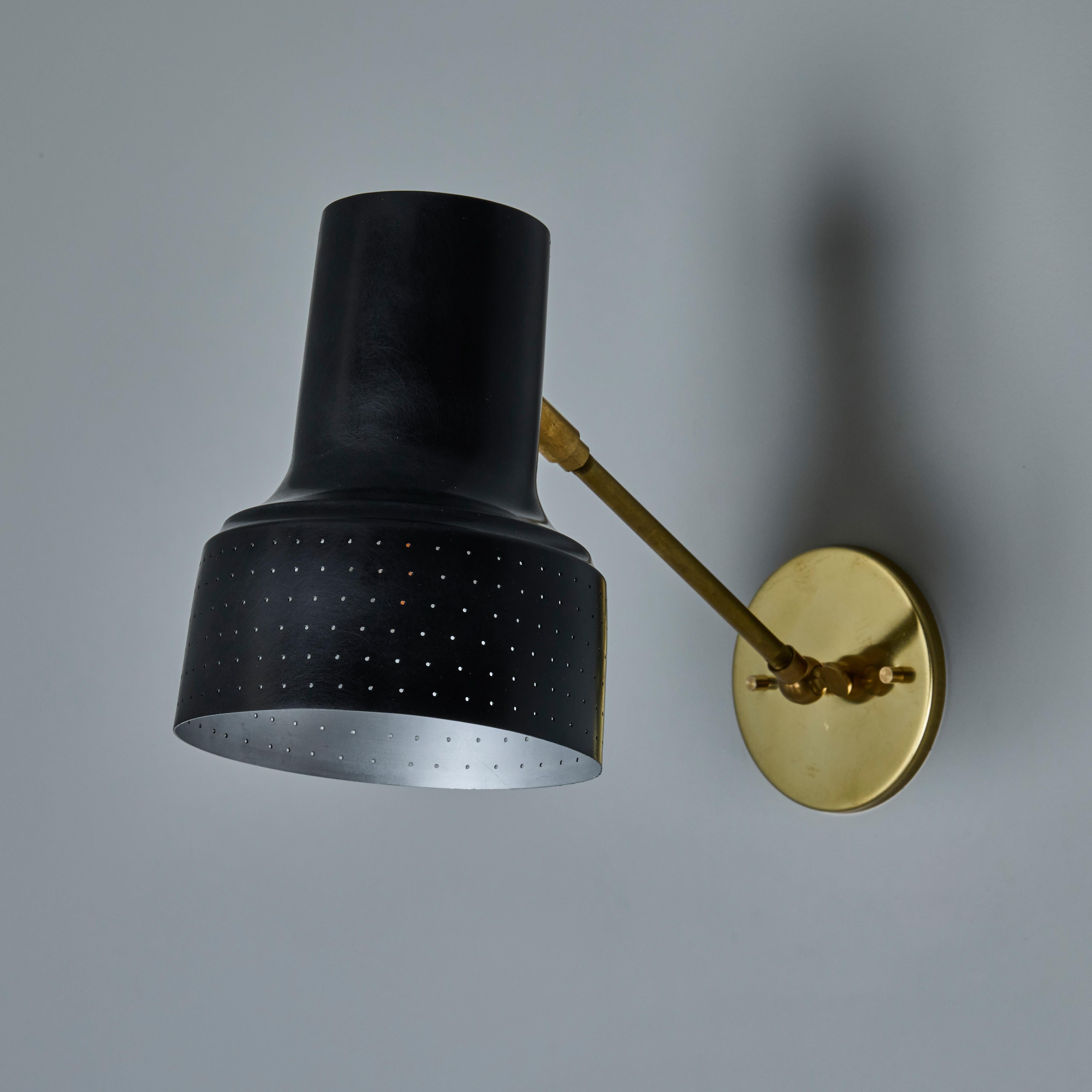 Lámpara de pared Carl Thore de los años 60, de latón y negro perforado Escandinavo moderno en venta