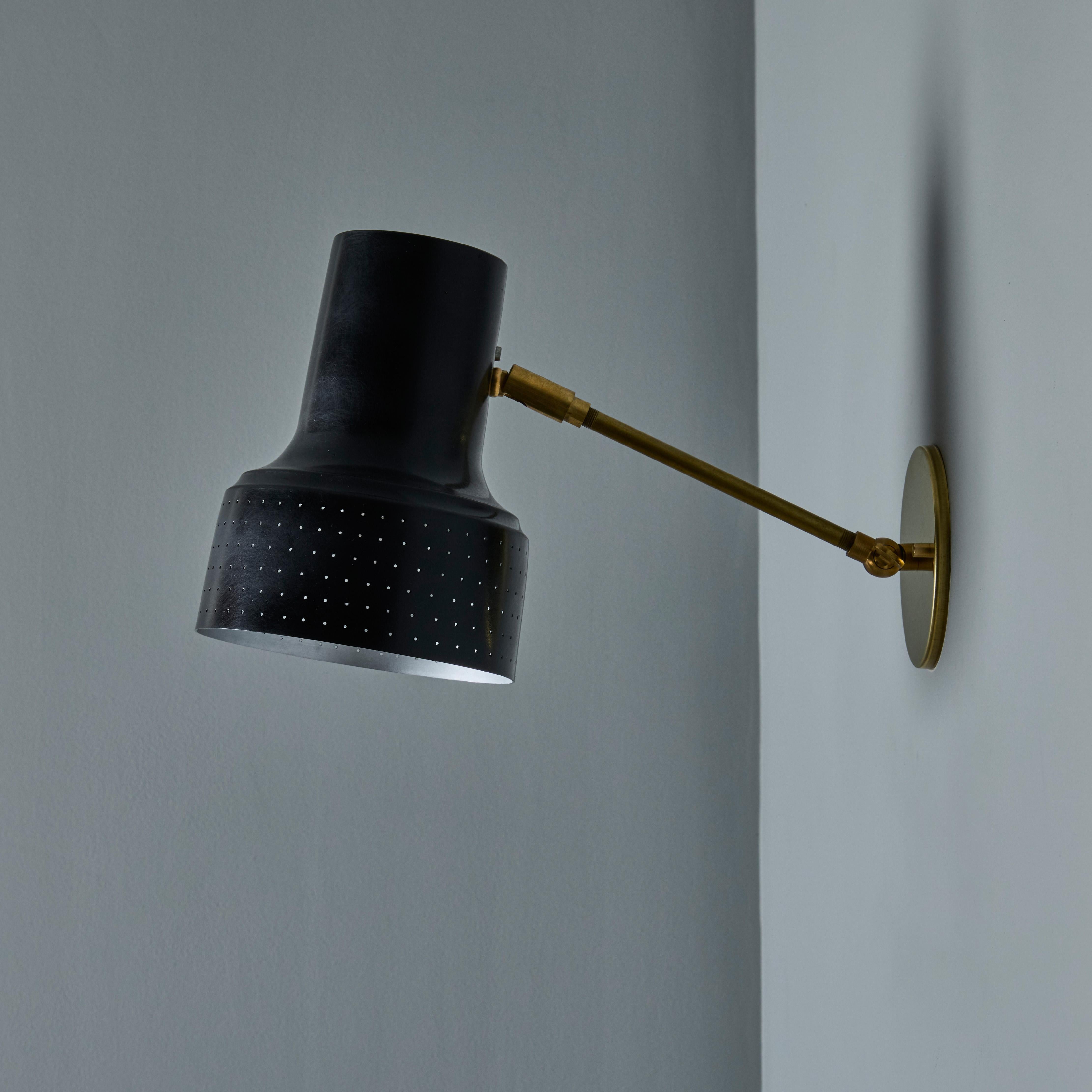 Lámpara de pared Carl Thore de los años 60, de latón y negro perforado en venta 1