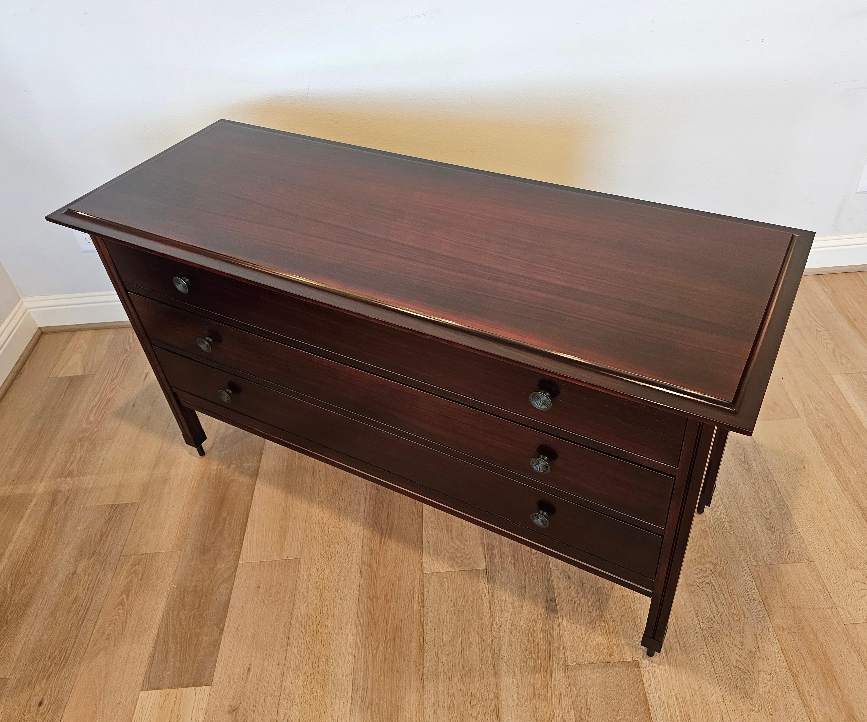 Une commode de grande qualité réalisée par le célèbre architecte et designer Carlo de Carli (Milan, Italie ; 1910-1999) pour Sormani, modèle D154, vers 1963, exécutée en palissandre laqué foncé richement figuré et en érable massif, ornée de