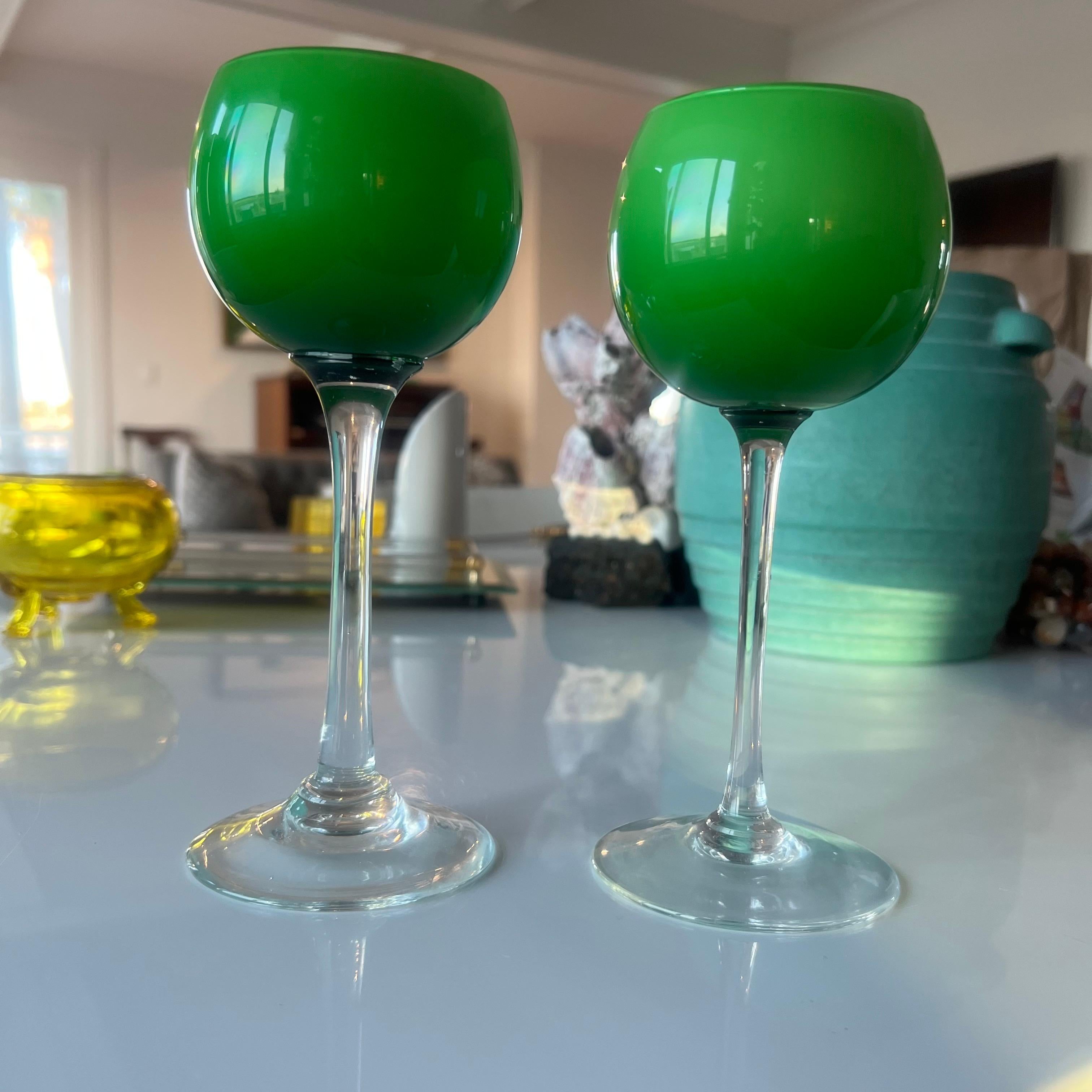 Milieu du XXe siècle Verres à vin à long pied vert émeraude et blanc Carlo Moretti des années 1960, 2 en vente