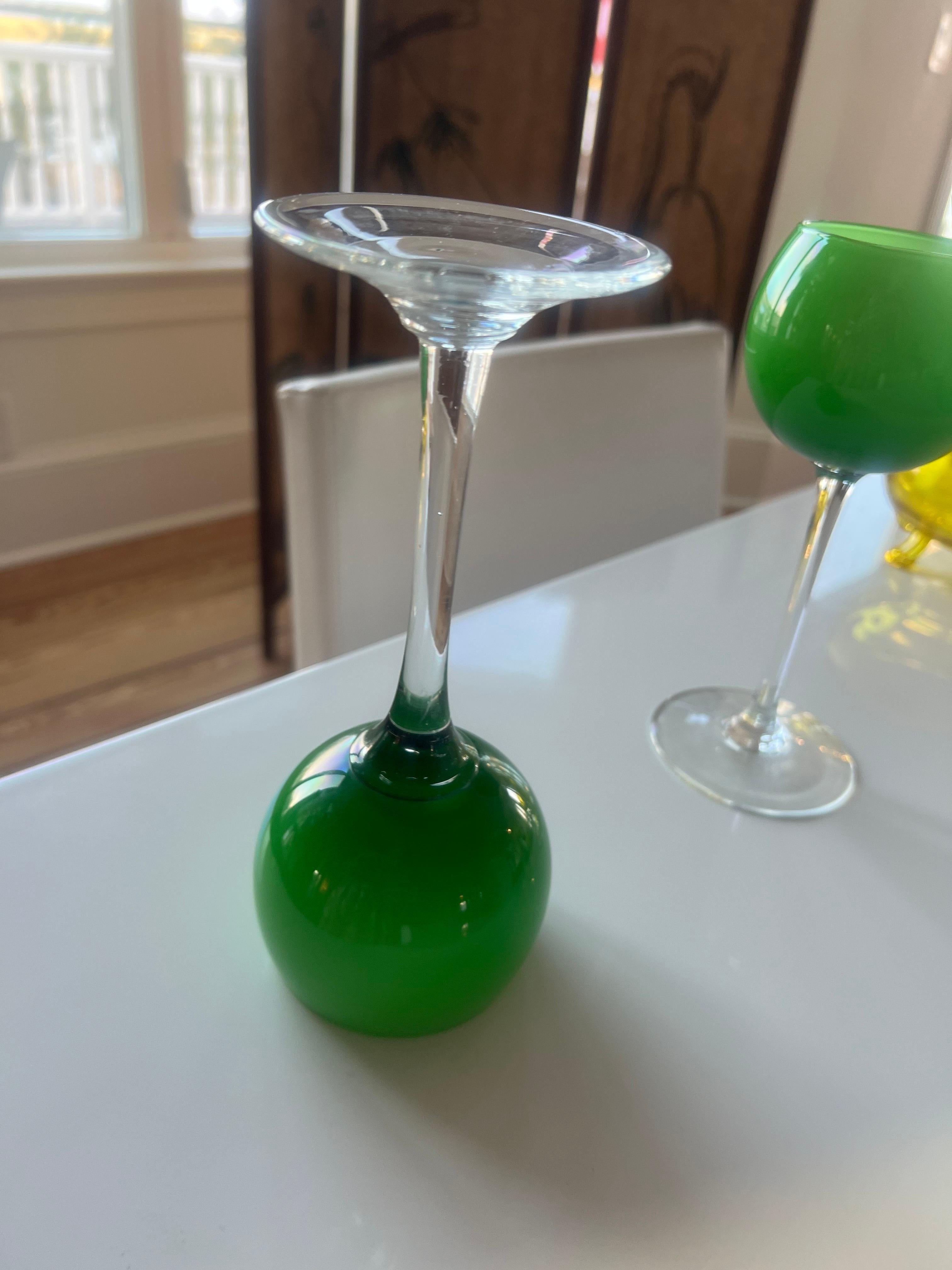Verre de Murano Verres à vin à long pied vert émeraude et blanc Carlo Moretti des années 1960, 2 en vente
