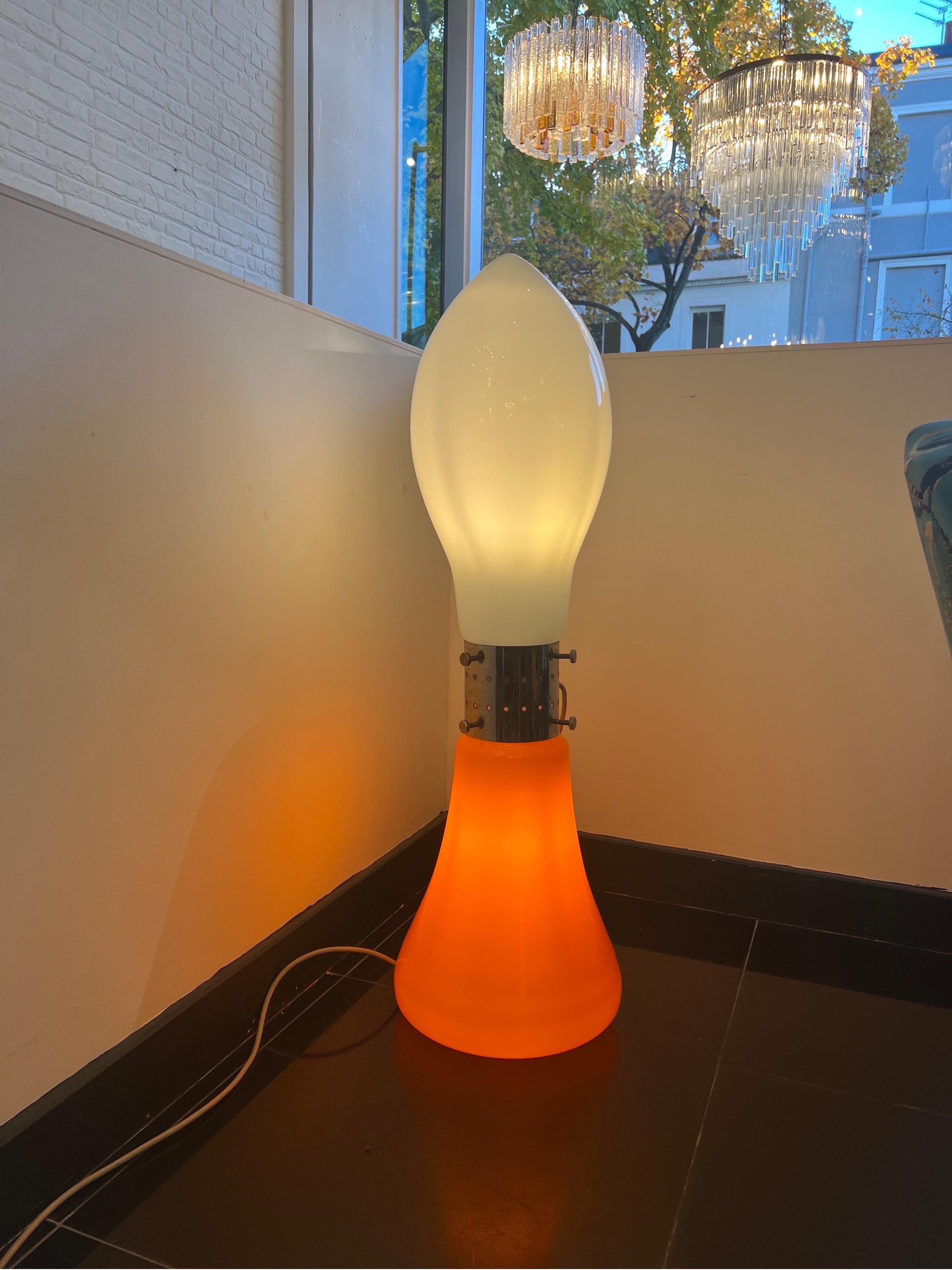 Eine elegante Stehlampe aus orangefarbenem und opalem Murano-Glas mit einem verchromten Mittelstück und  Zweiwege-Schalter, entworfen von Carlo Nason für Mazzega C1960 
Name des Designs : Lippenstift 
H115cm (45.25in) Dia40 (15.8in) 