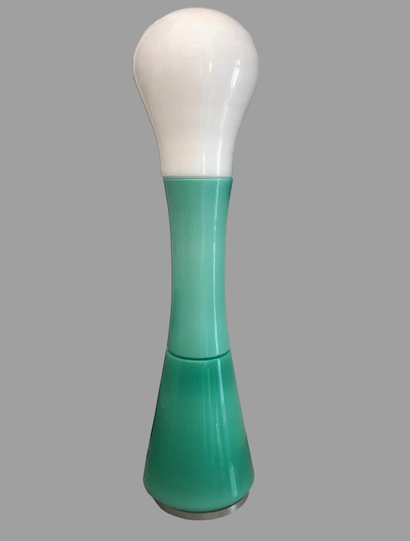 Très rare lampadaire produit dans les années 1960 par Selenova d'après un dessin de Carlo Nason.
Base avec tige en métal sur laquelle sont montés deux magnifiques verres verts et un haut blanc.