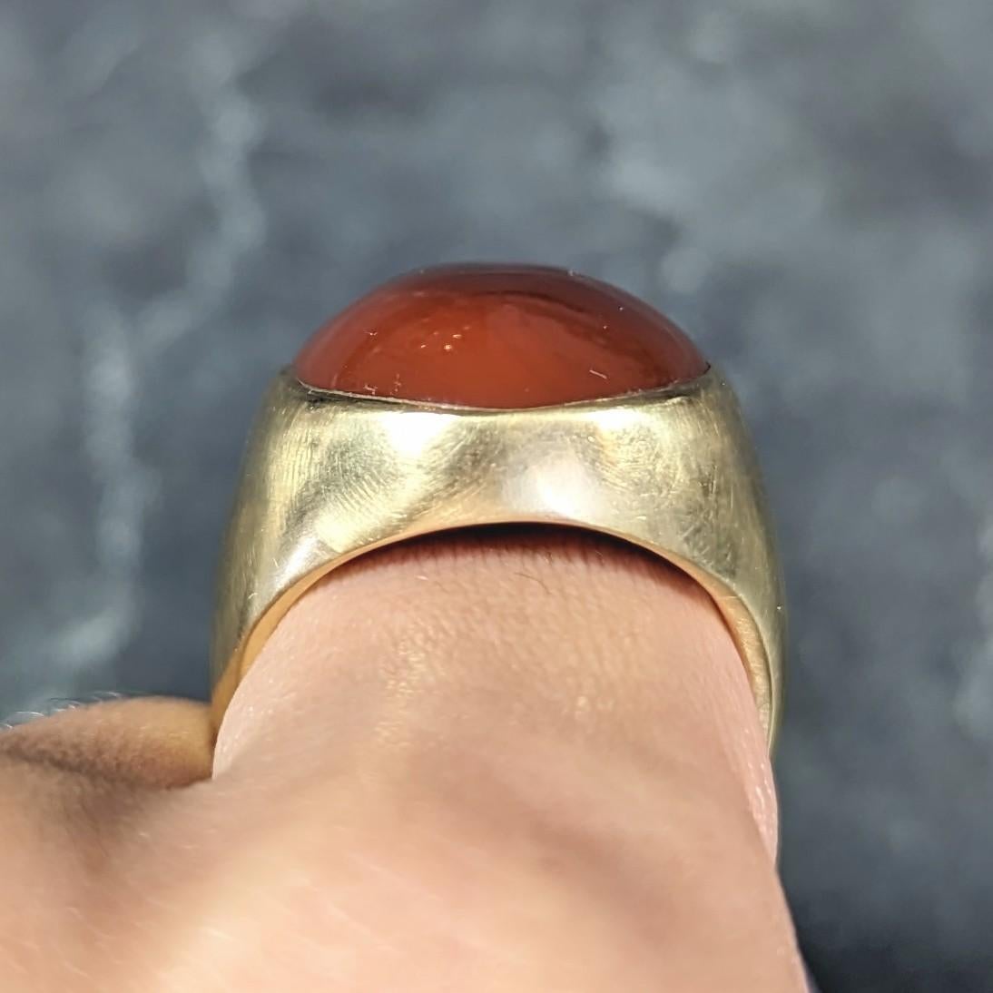 1960s Carnelian 18 Karat Yellow Gold Oval Vintage Signet Ring For Sale 4
