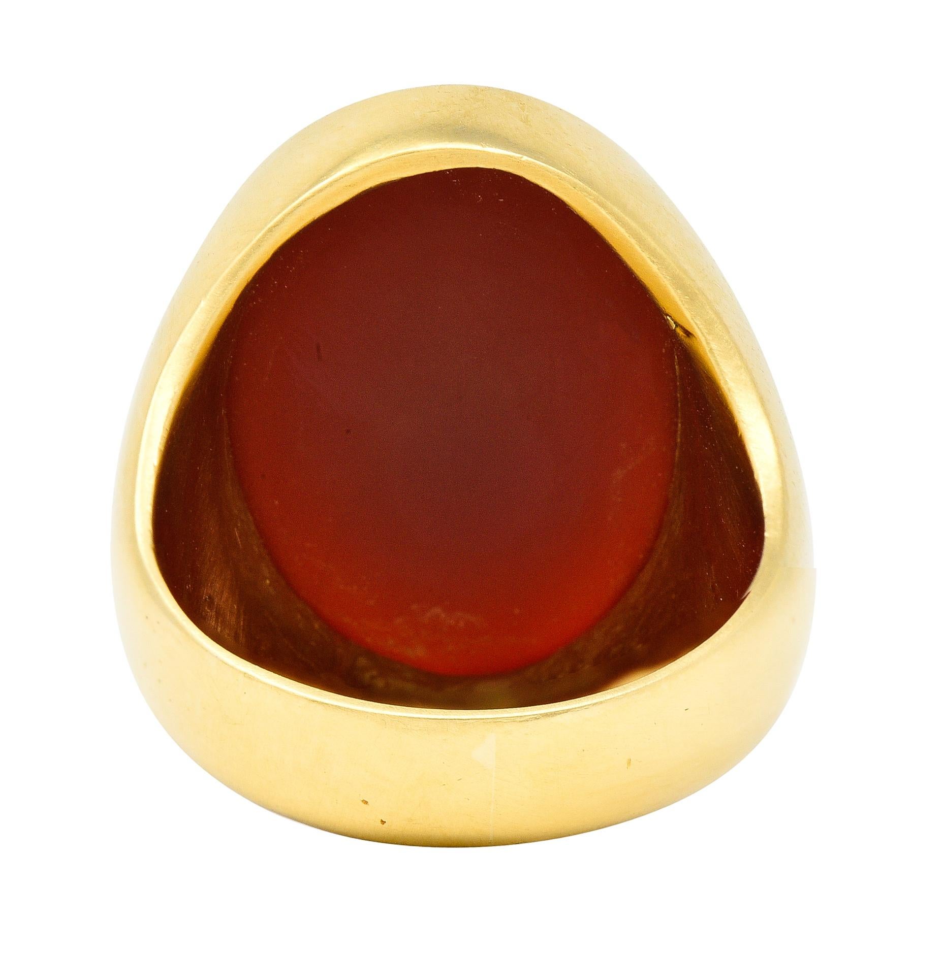 Taille ovale Bague signet ovale vintage en or jaune 18 carats et cornaline des années 1960 en vente