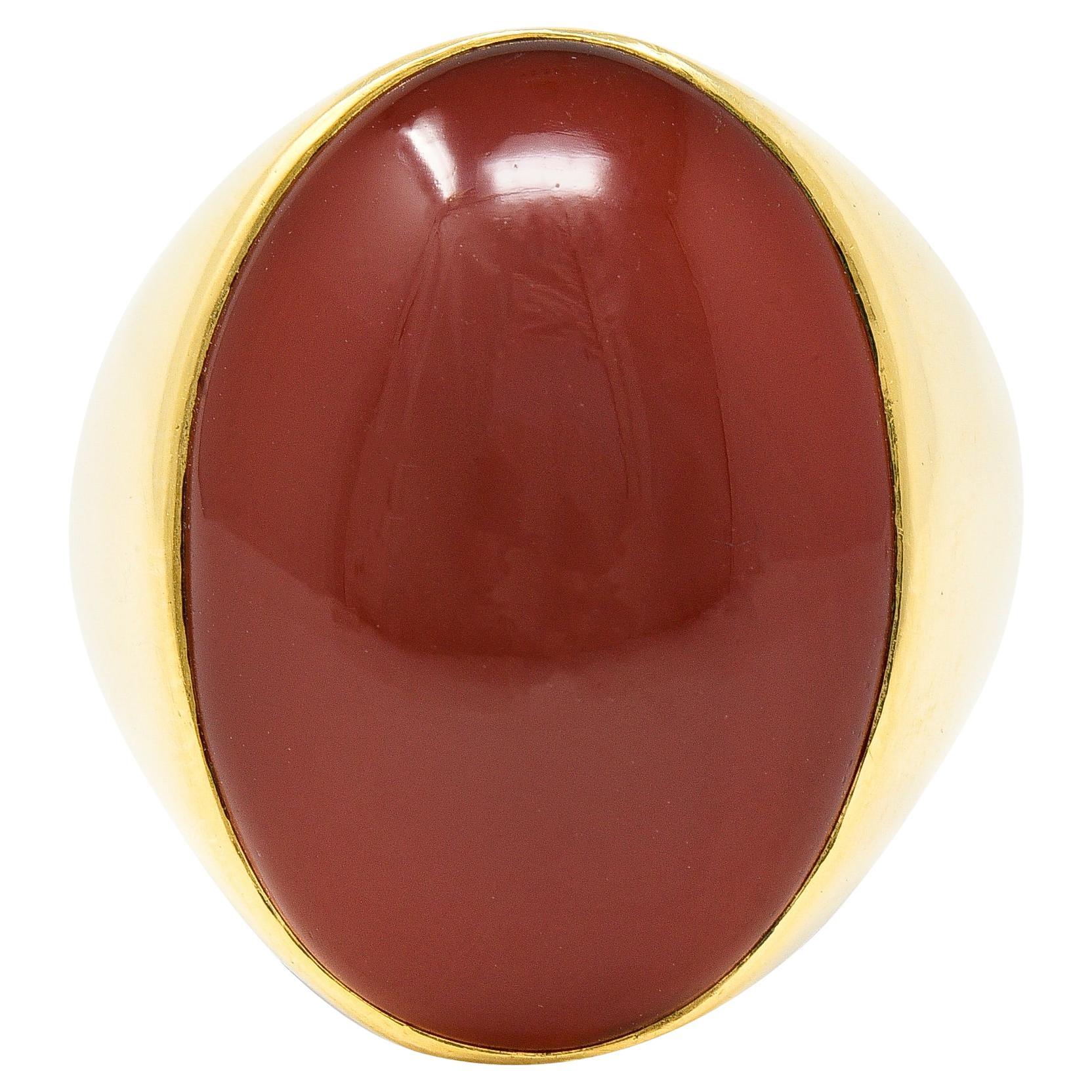 Bague signet ovale vintage en or jaune 18 carats et cornaline des années 1960 en vente