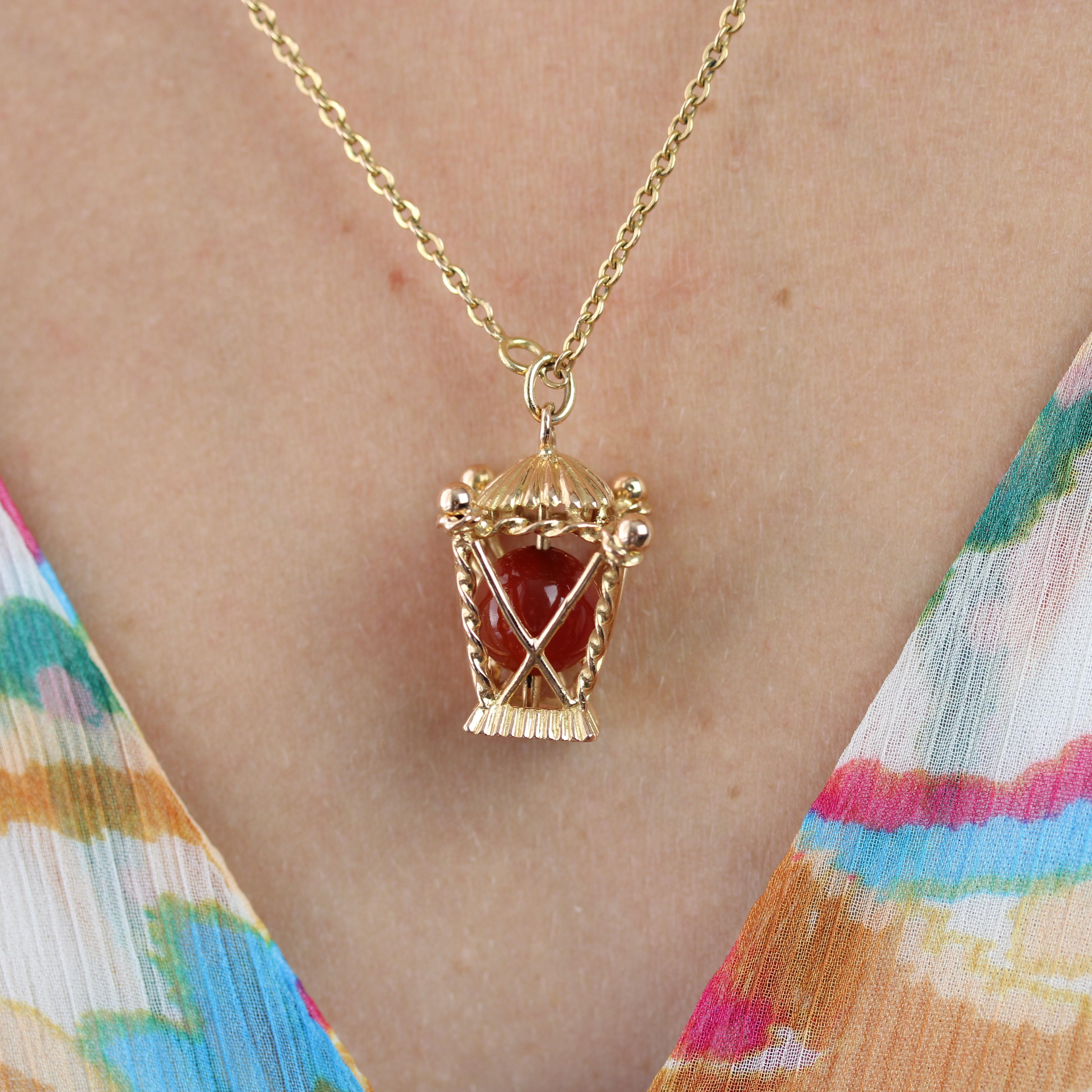 Pendentif pagode en or jaune 18 carats avec cornaline, années 1960 Pour femmes en vente