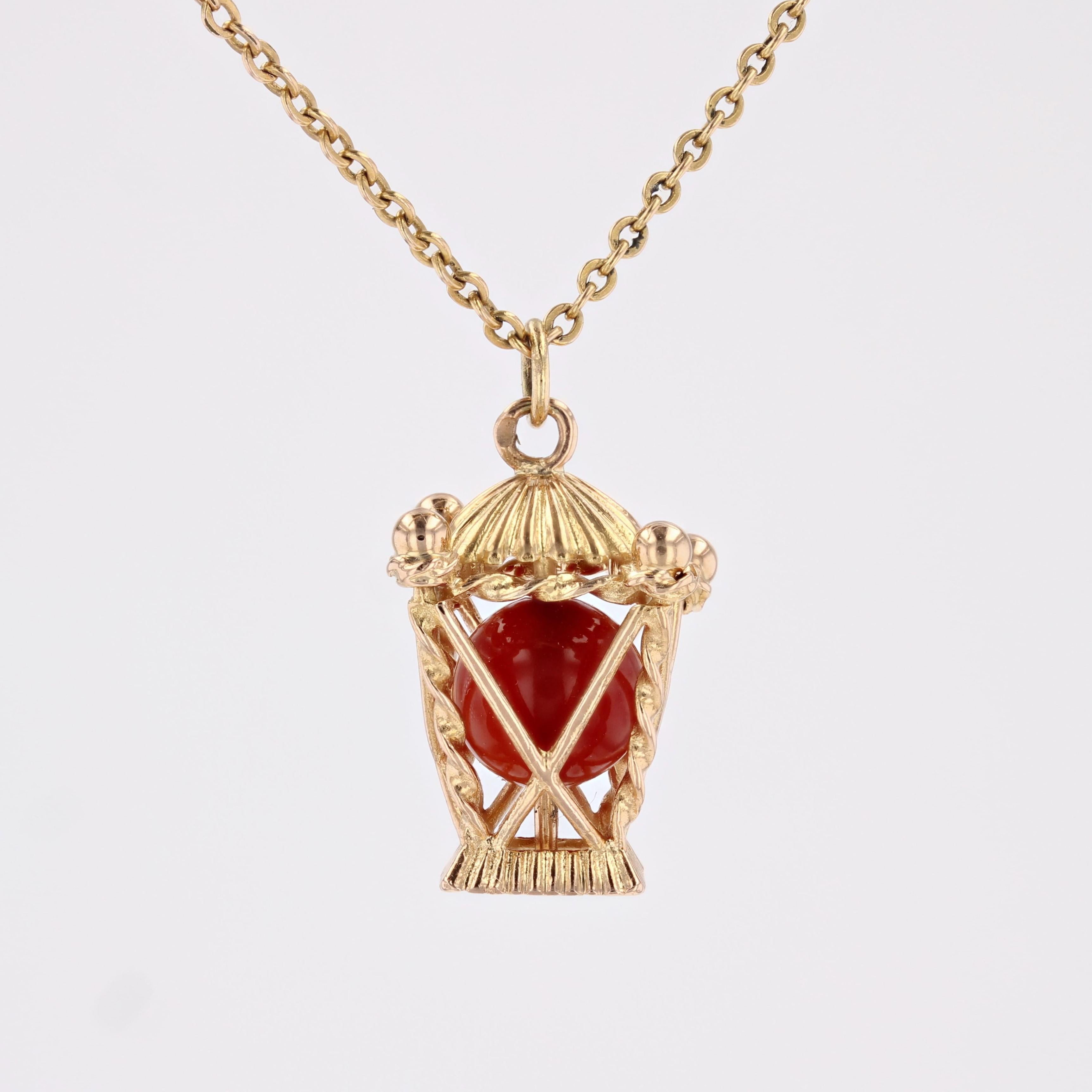 Rétro Pendentif pagode en or jaune 18 carats avec cornaline, années 1960 en vente