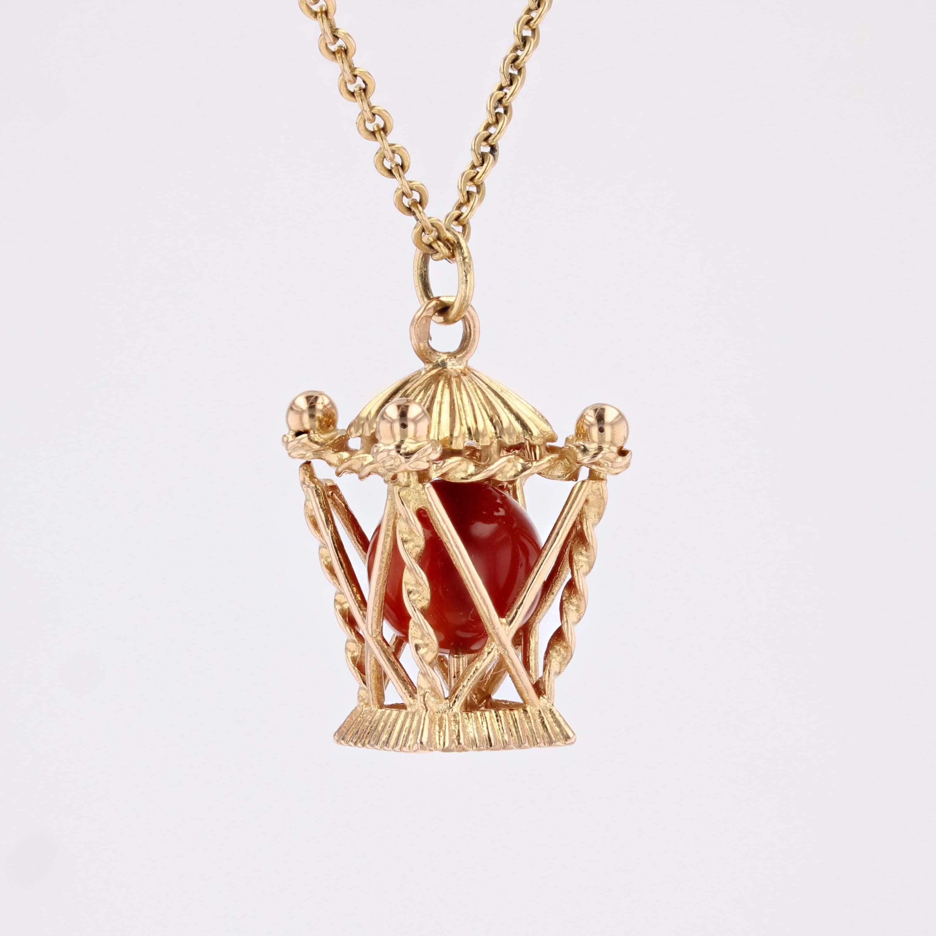 Taille ronde Pendentif pagode en or jaune 18 carats avec cornaline, années 1960 en vente