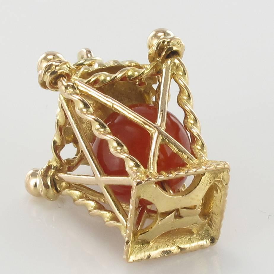 1960s Carnelian Pagoda 18 Karats Yellow Gold Pendant Charm In Excellent Condition For Sale In Poitiers, FR