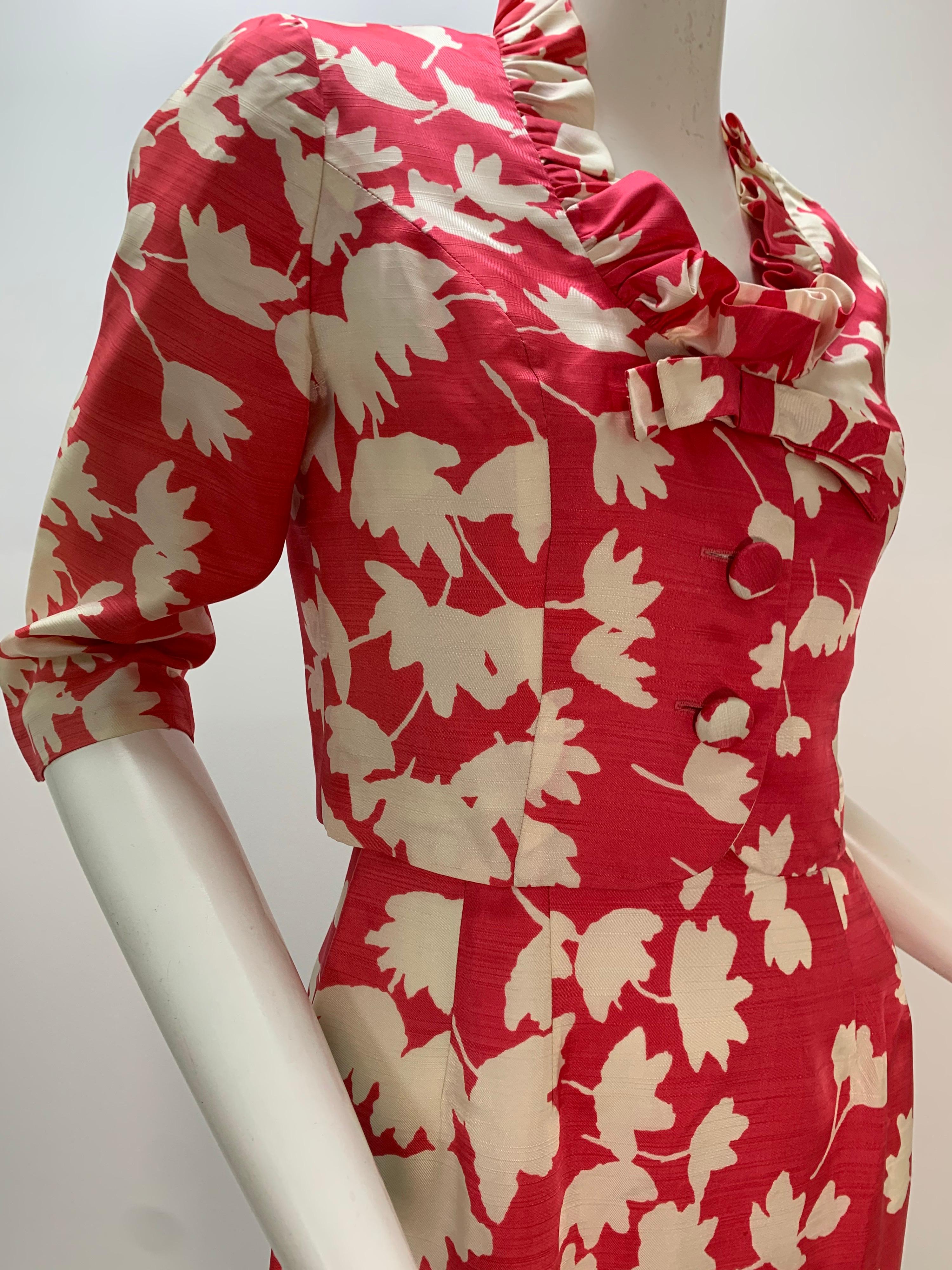 Rouge Carol Craig Ensemble robe et veste à imprimé floral rose et blanc avec silhouette des années 1960 en vente