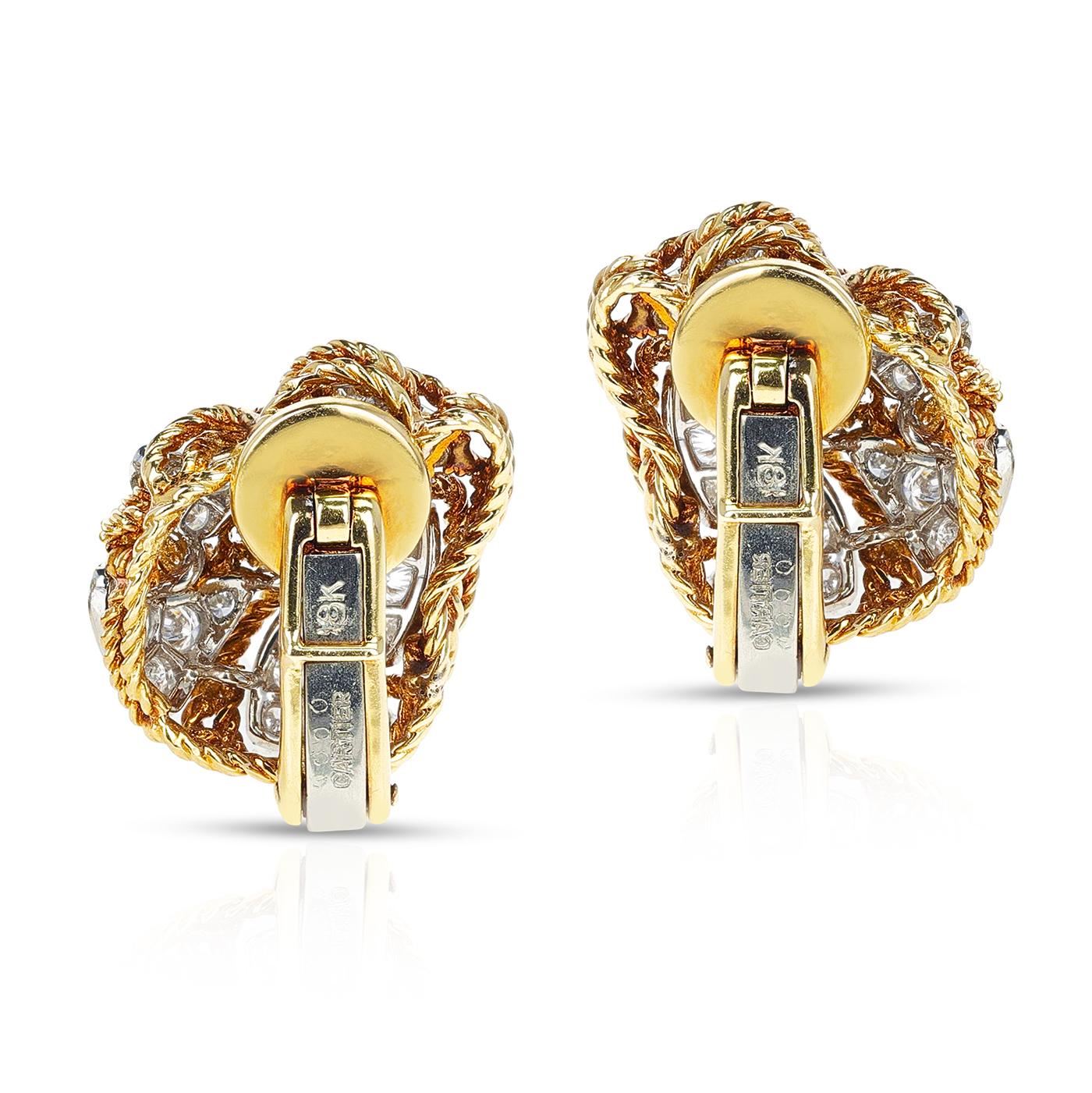 Une paire classique de boucles d'oreilles cocktail en diamant Cartier en or jaune 18 carats, fabriquée dans les années 1960. Les diamants pèsent environ 3,25 carats. Le poids total de la boucle d'oreille est de 20,53 grammes. La longueur de la