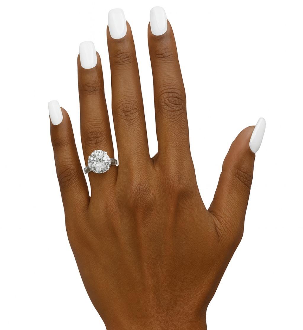 Bague de fiançailles en platine avec diamant D/SI1 de 4,33 carats et pierres latérales baguettes effilées de Cartier

Création rare et intemporelle de Cartier, cette exquise bague de fiançailles met en valeur un diamant rond brillant certifié GIA de