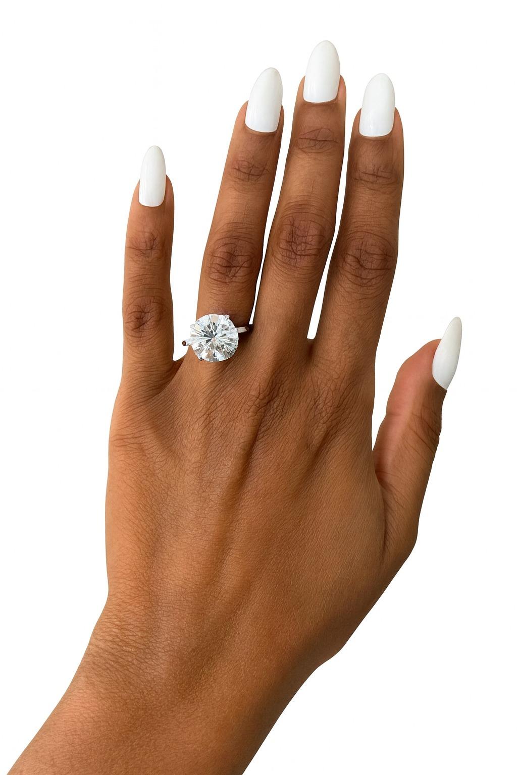 Contemporain Bague de fiançailles en diamant de Cartier des années 1960 avec pierres latérales en forme de baguettes effilées en vente