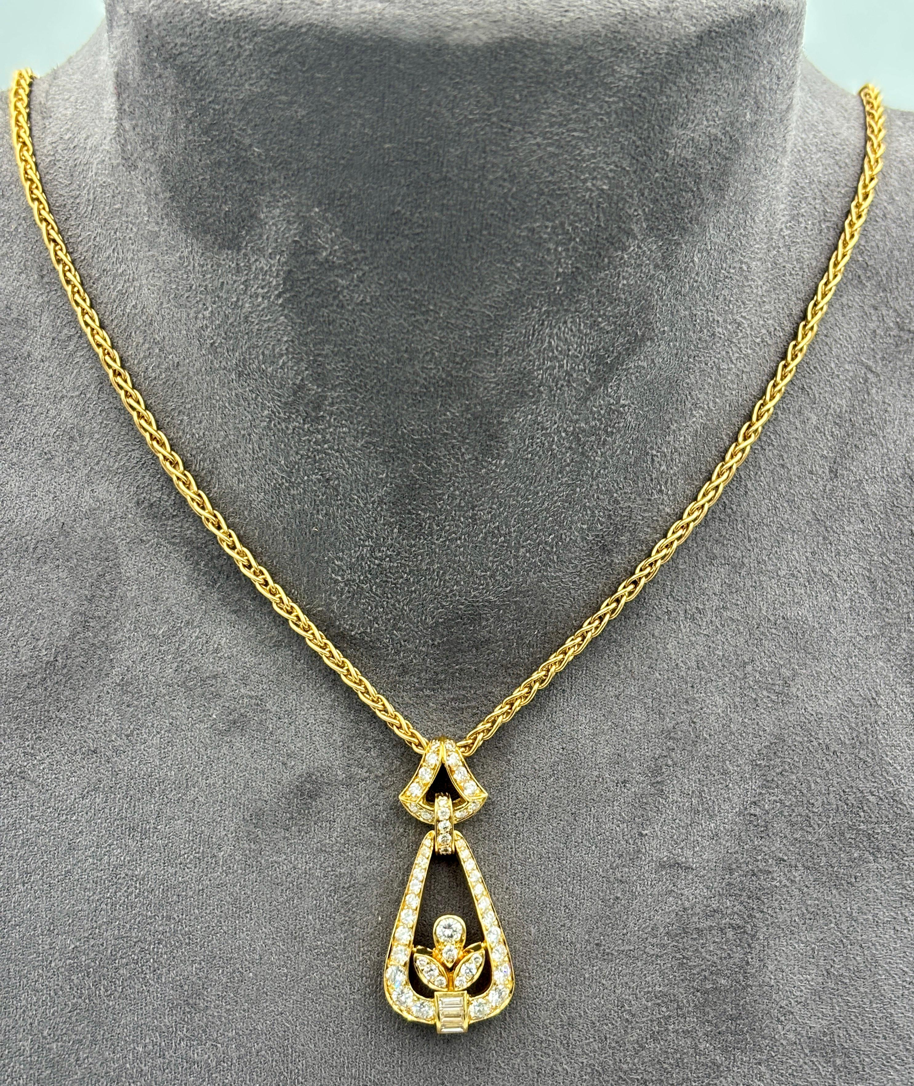 Questo grazioso ciondolo di Cartier Paris risale agli anni Sessanta. È realizzato in oro 18 carati e impreziosito da circa 1,5 carati di diamanti a taglio rotondo e baguette. Anche la catena è in oro 18k di Cartier e datata 1991. Una bellissima