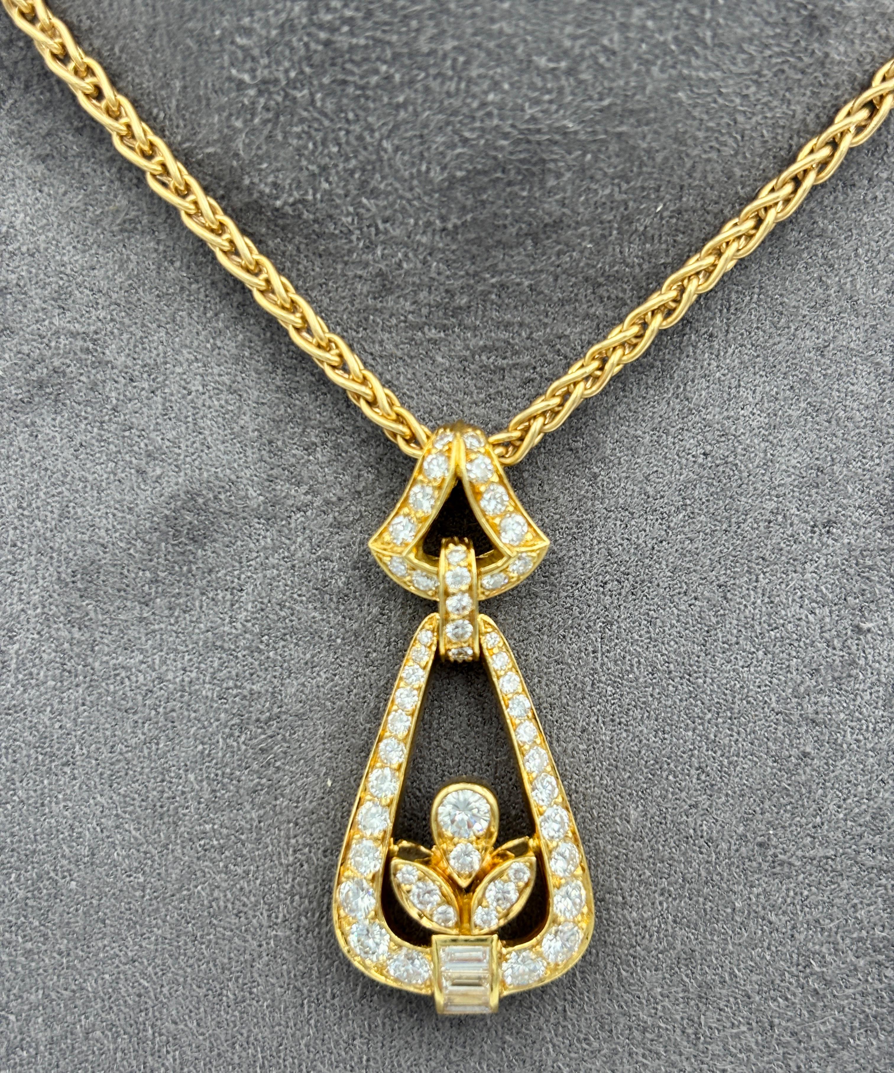 Contemporaneo Pendente Cartier Paris del 1960 in oro 18k e diamanti su una catena Cartier datata 1991 in vendita