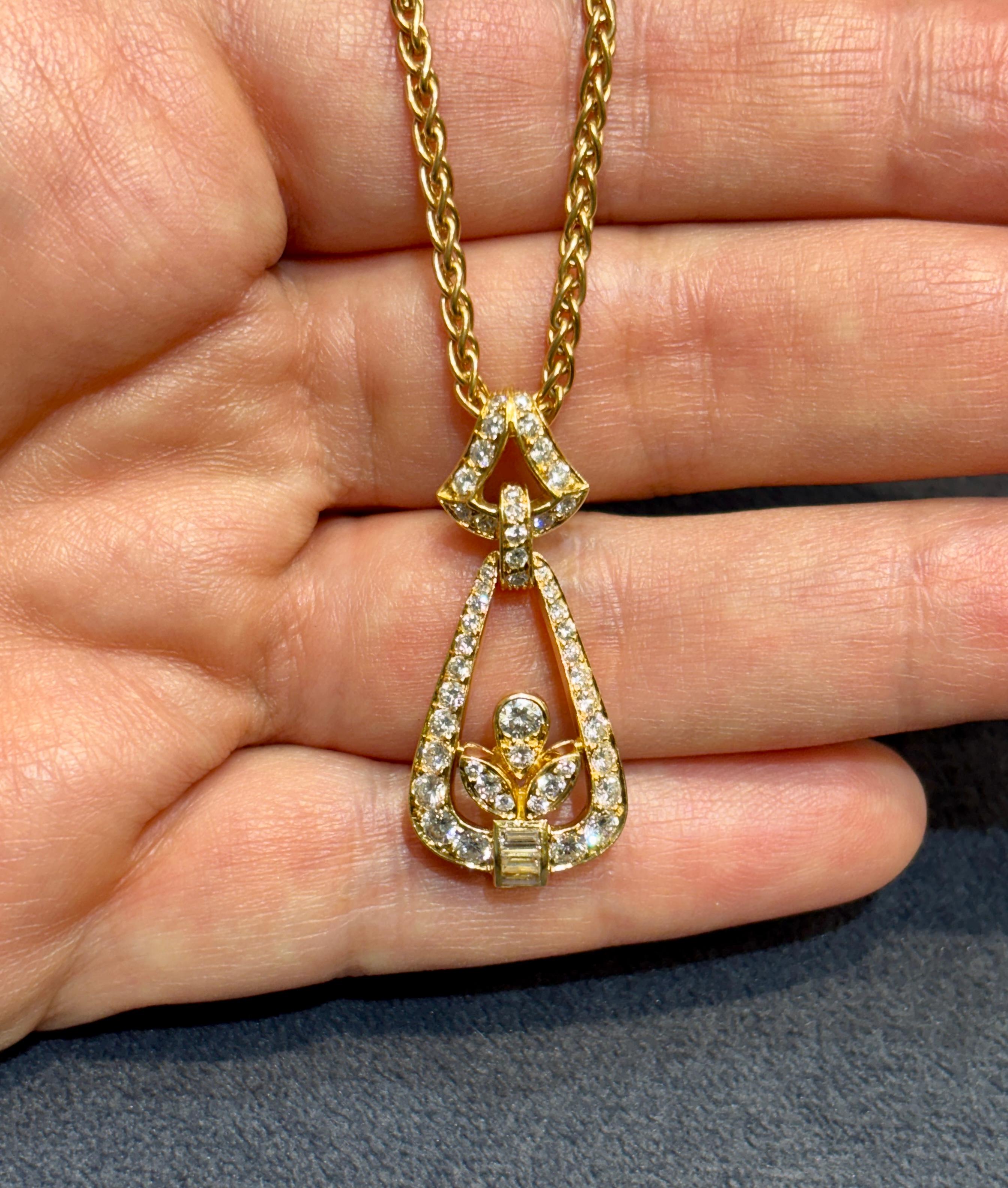 Taglio misto Pendente Cartier Paris del 1960 in oro 18k e diamanti su una catena Cartier datata 1991 in vendita