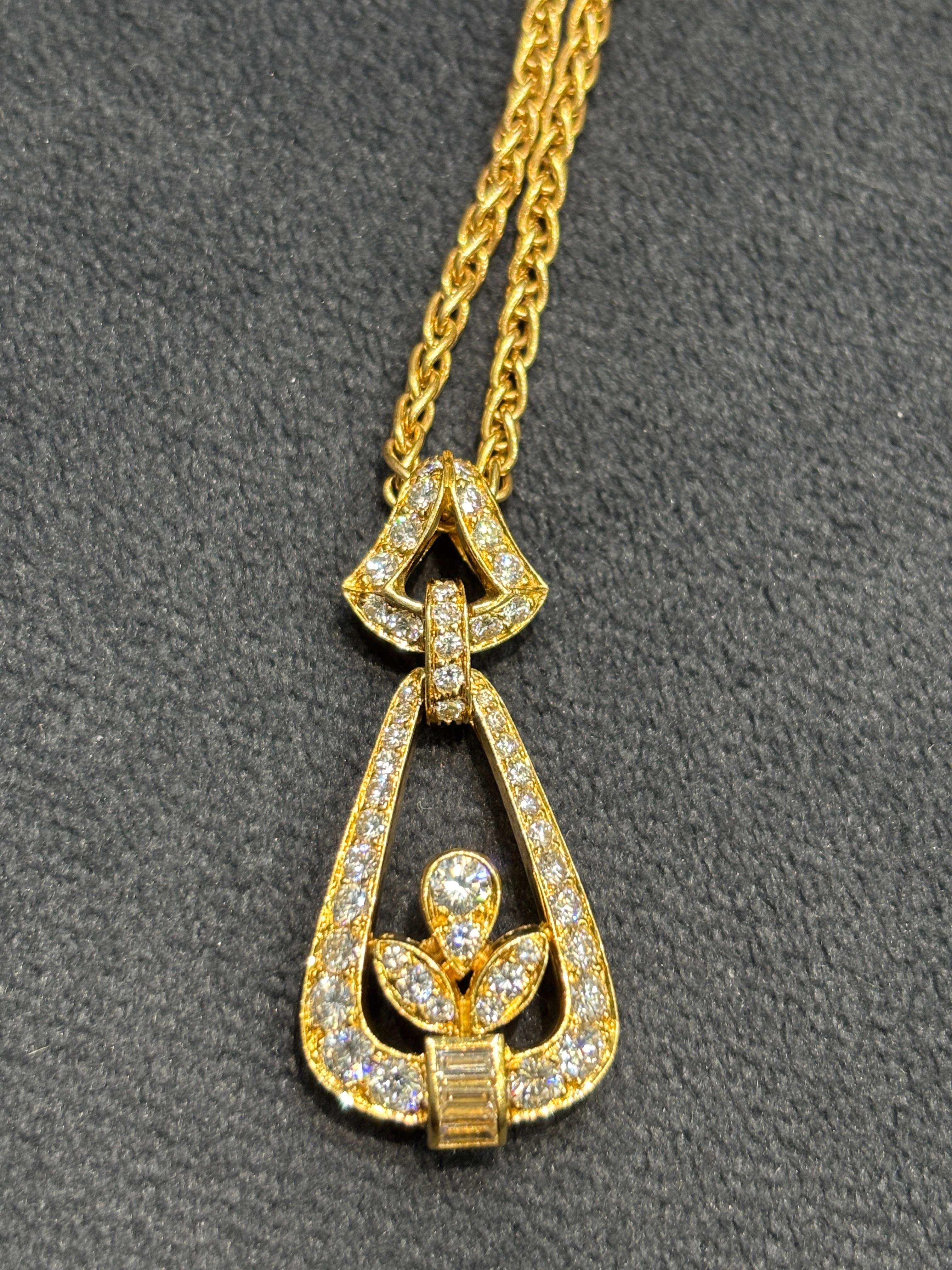 Pendente Cartier Paris del 1960 in oro 18k e diamanti su una catena Cartier datata 1991 in vendita 1