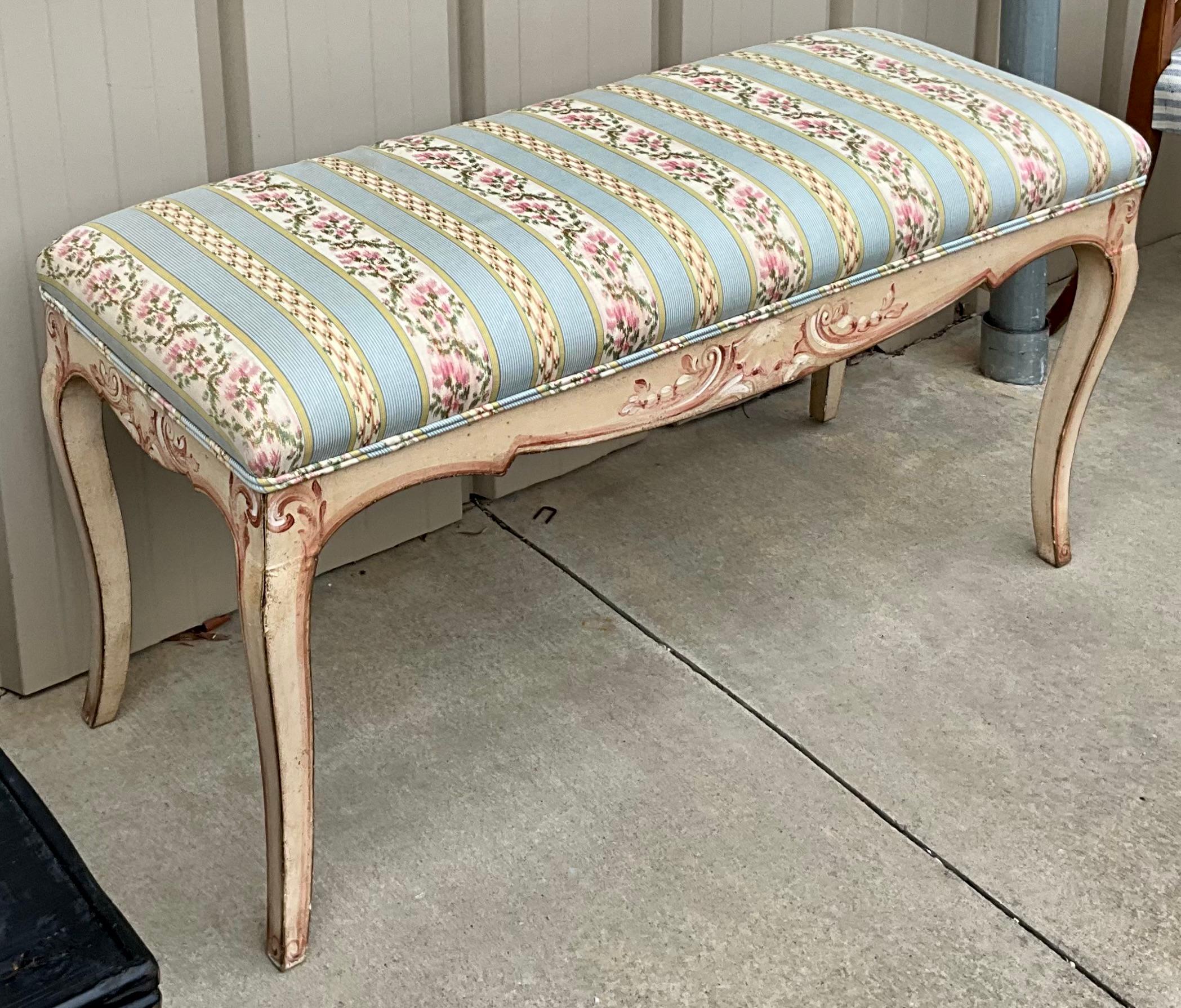 1960s Carved And Painted Italian Bench / Ottoman In Striped Floral Chintz  For Sale 3