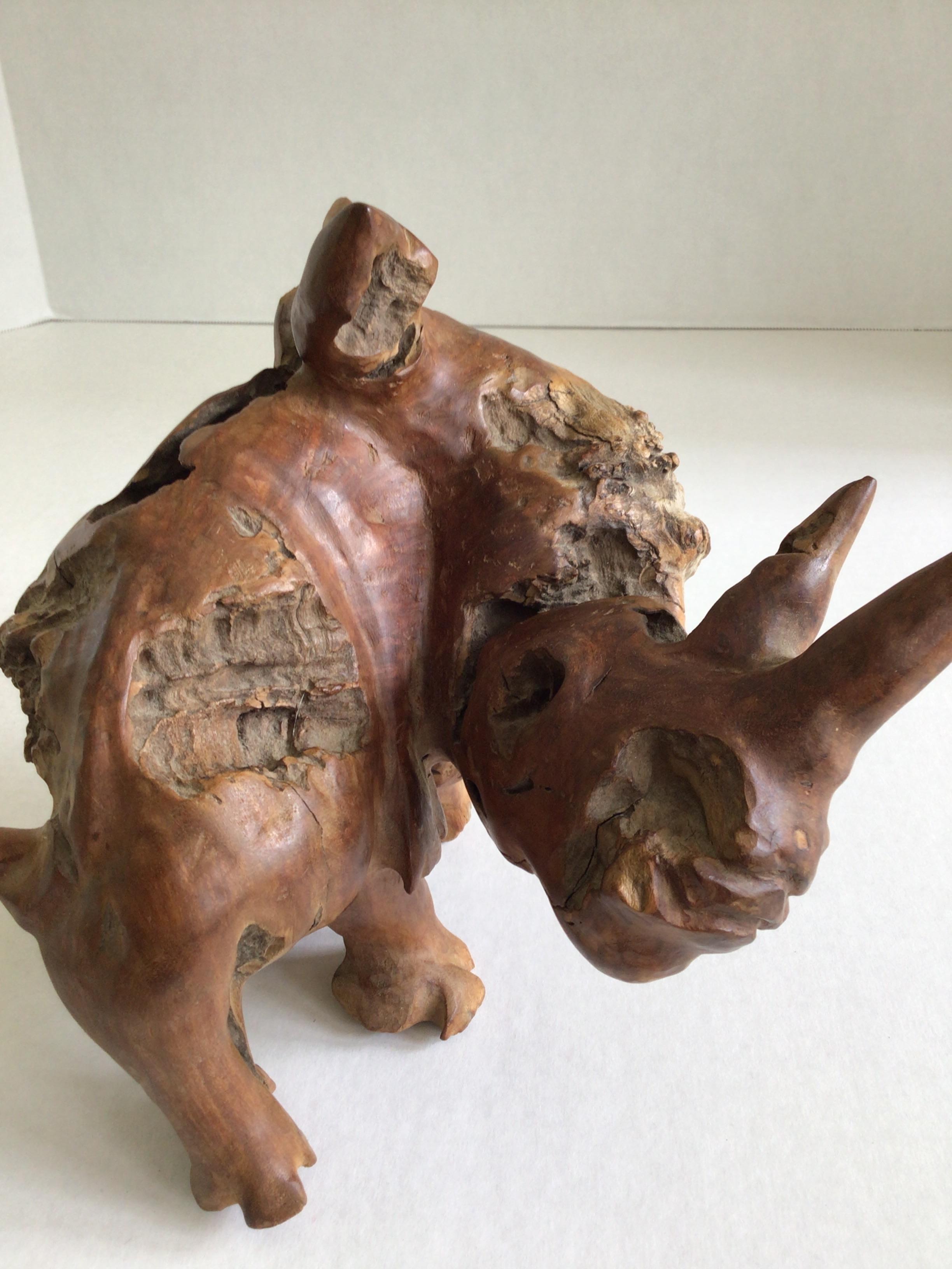 1960er Jahre geschnitzt Burled Wood Rhinoceros (Handgeschnitzt) im Angebot