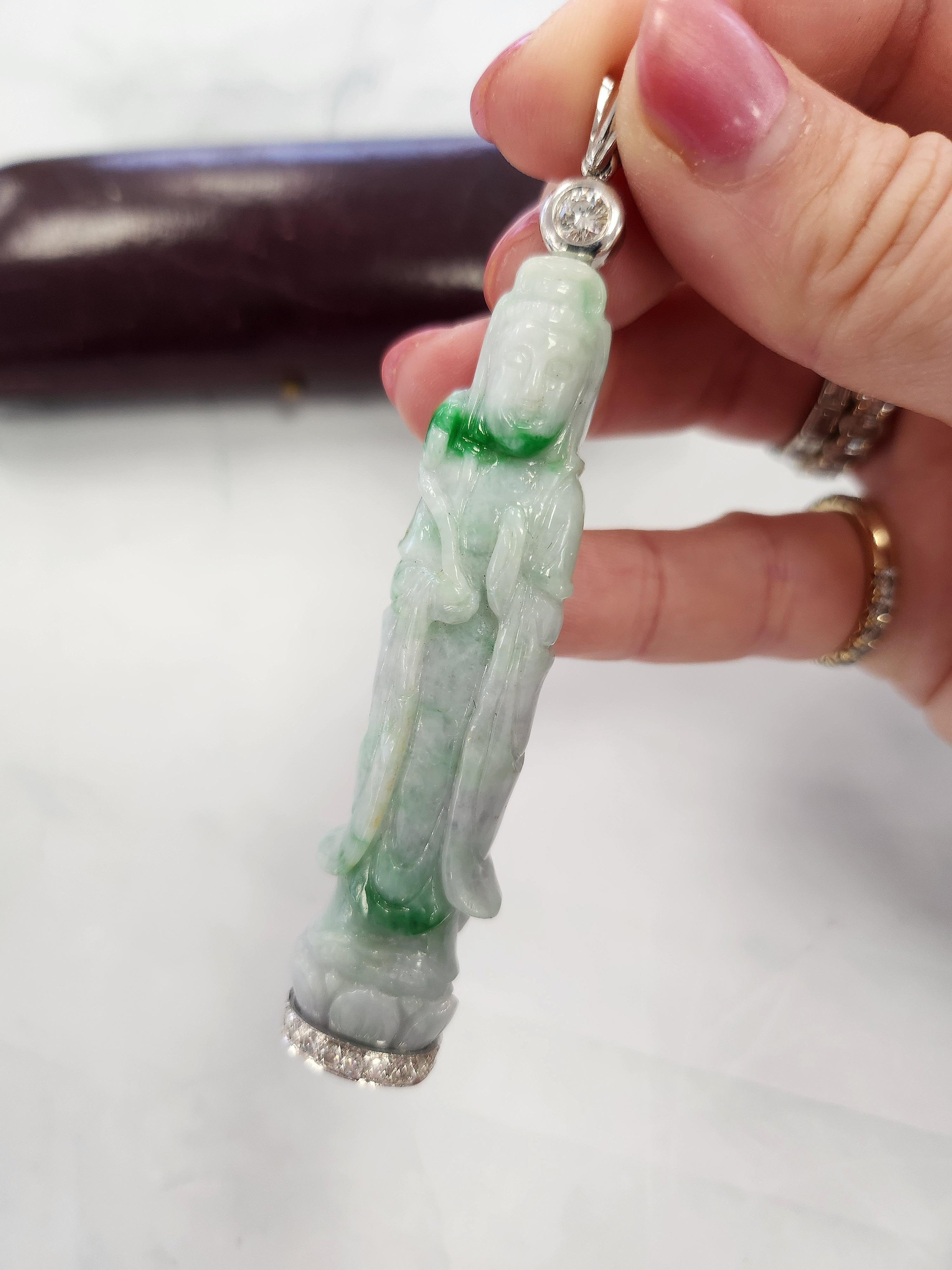 1960er Jahre geschnitzter Guan Yin Natürliche Jade 0,60 Karat Diamanten 18K Weißgold Anhänger (Kunsthandwerker*in) im Angebot