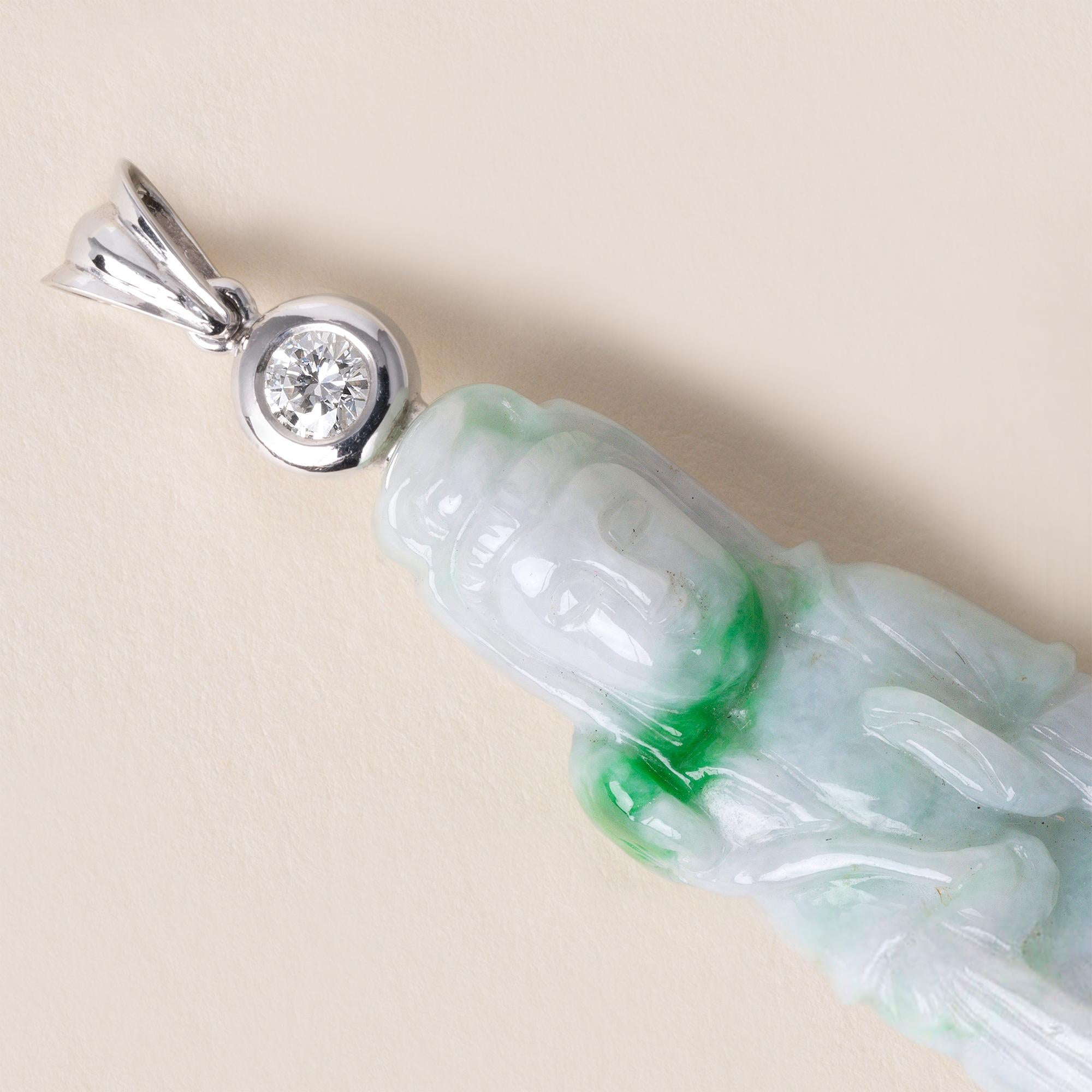 1960er Jahre geschnitzter Guan Yin Natürliche Jade 0,60 Karat Diamanten 18K Weißgold Anhänger (Rundschliff) im Angebot