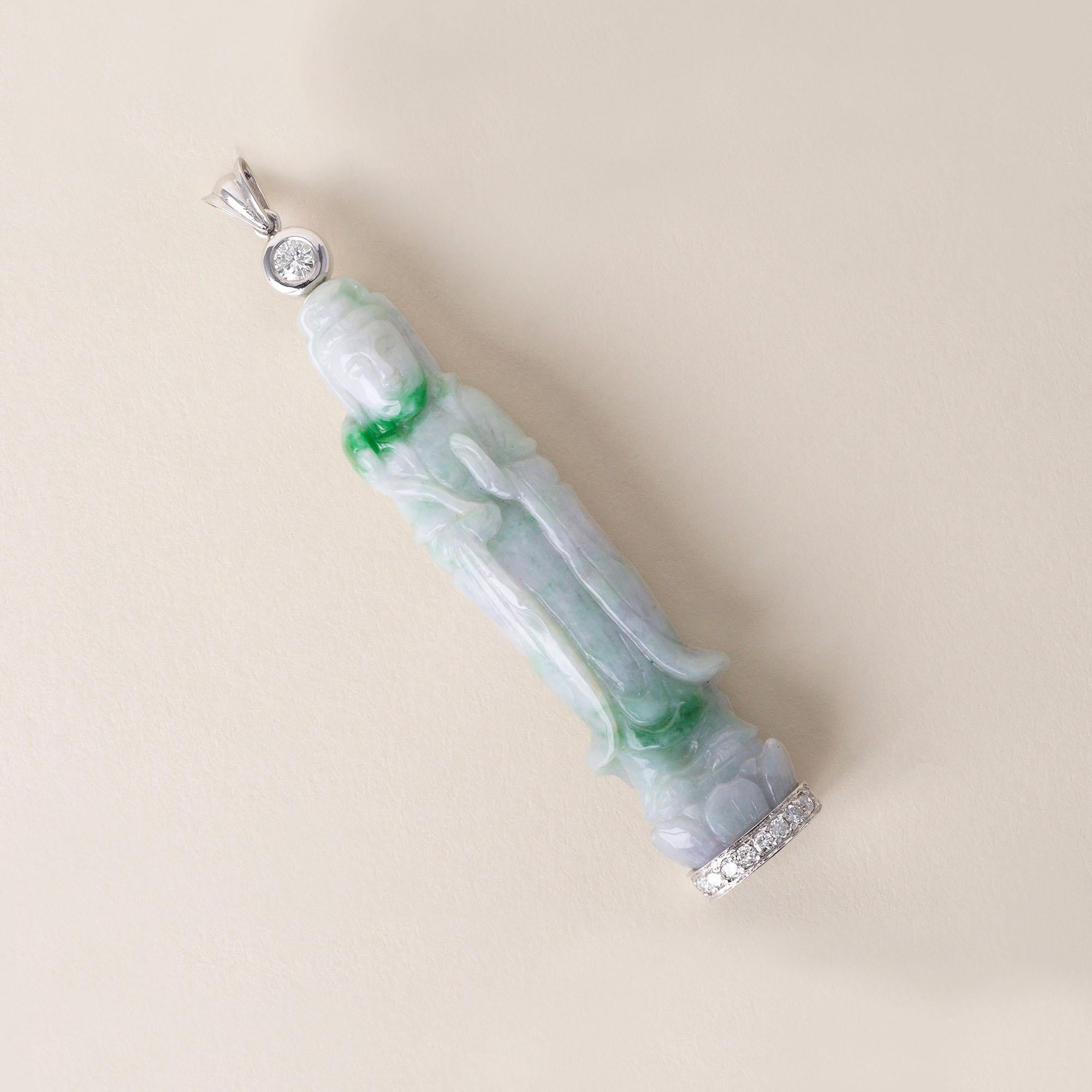 1960er Jahre geschnitzter Guan Yin Natürliche Jade 0,60 Karat Diamanten 18K Weißgold Anhänger für Damen oder Herren im Angebot
