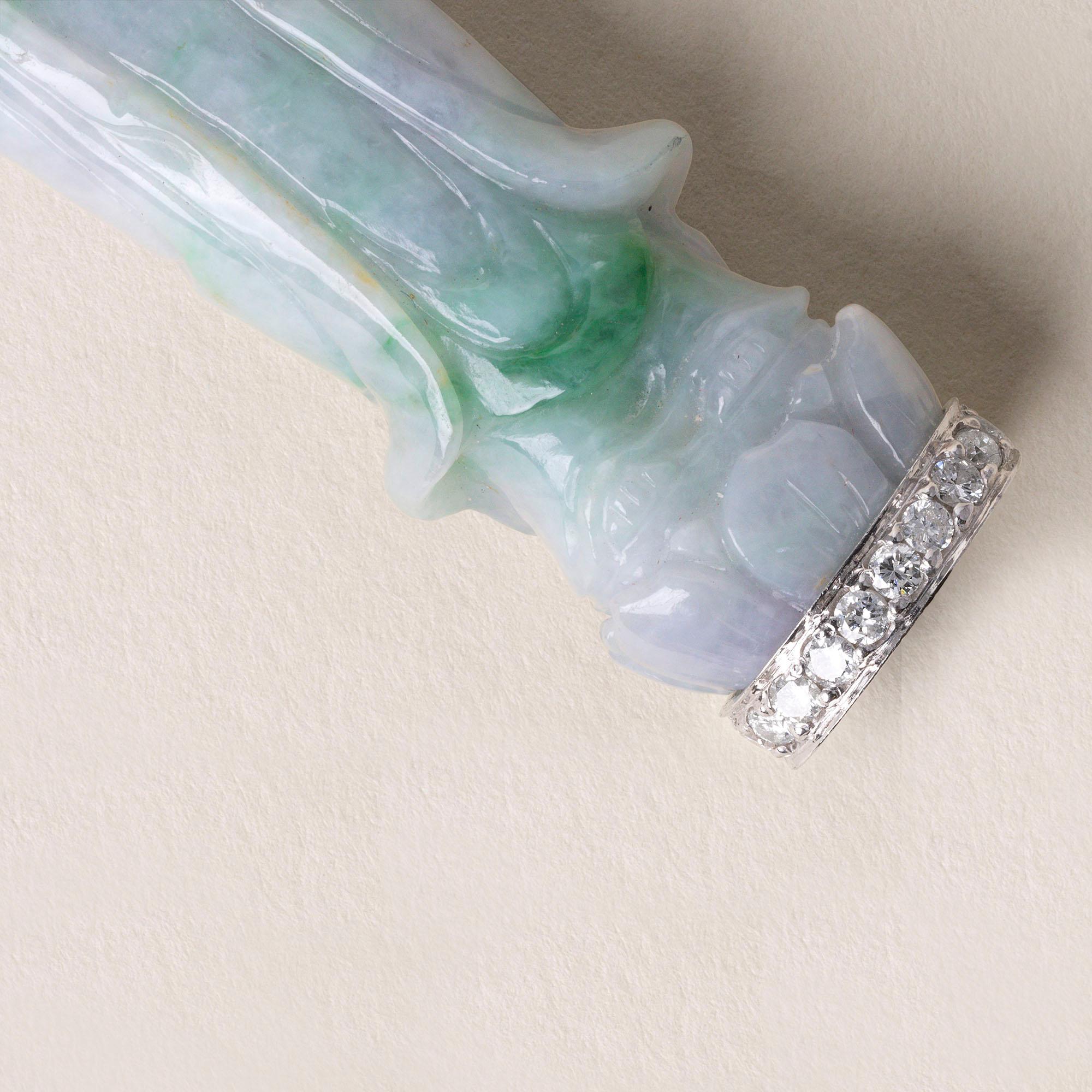 1960er Jahre geschnitzter Guan Yin Natürliche Jade 0,60 Karat Diamanten 18K Weißgold Anhänger im Angebot 1