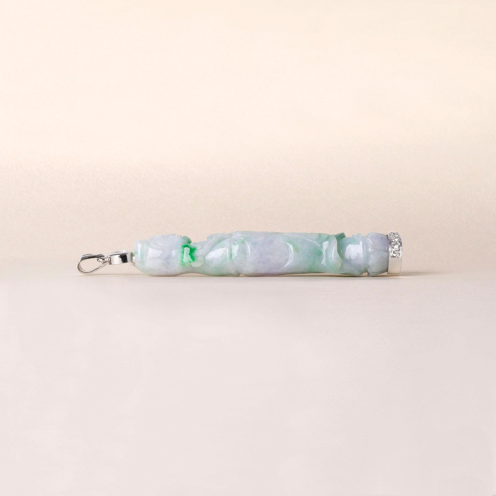 1960er Jahre geschnitzter Guan Yin Natürliche Jade 0,60 Karat Diamanten 18K Weißgold Anhänger im Angebot 2