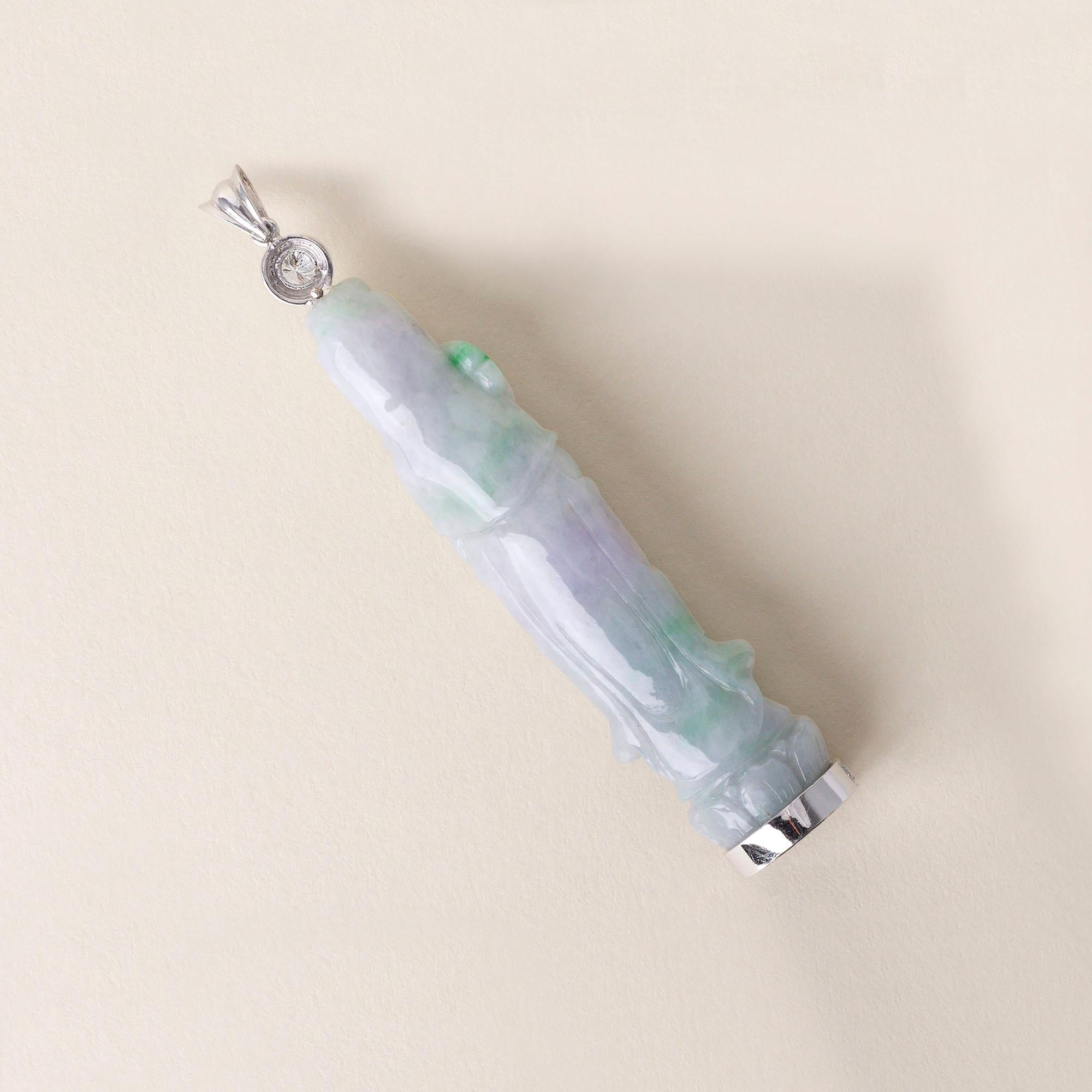 1960er Jahre geschnitzter Guan Yin Natürliche Jade 0,60 Karat Diamanten 18K Weißgold Anhänger im Angebot 3