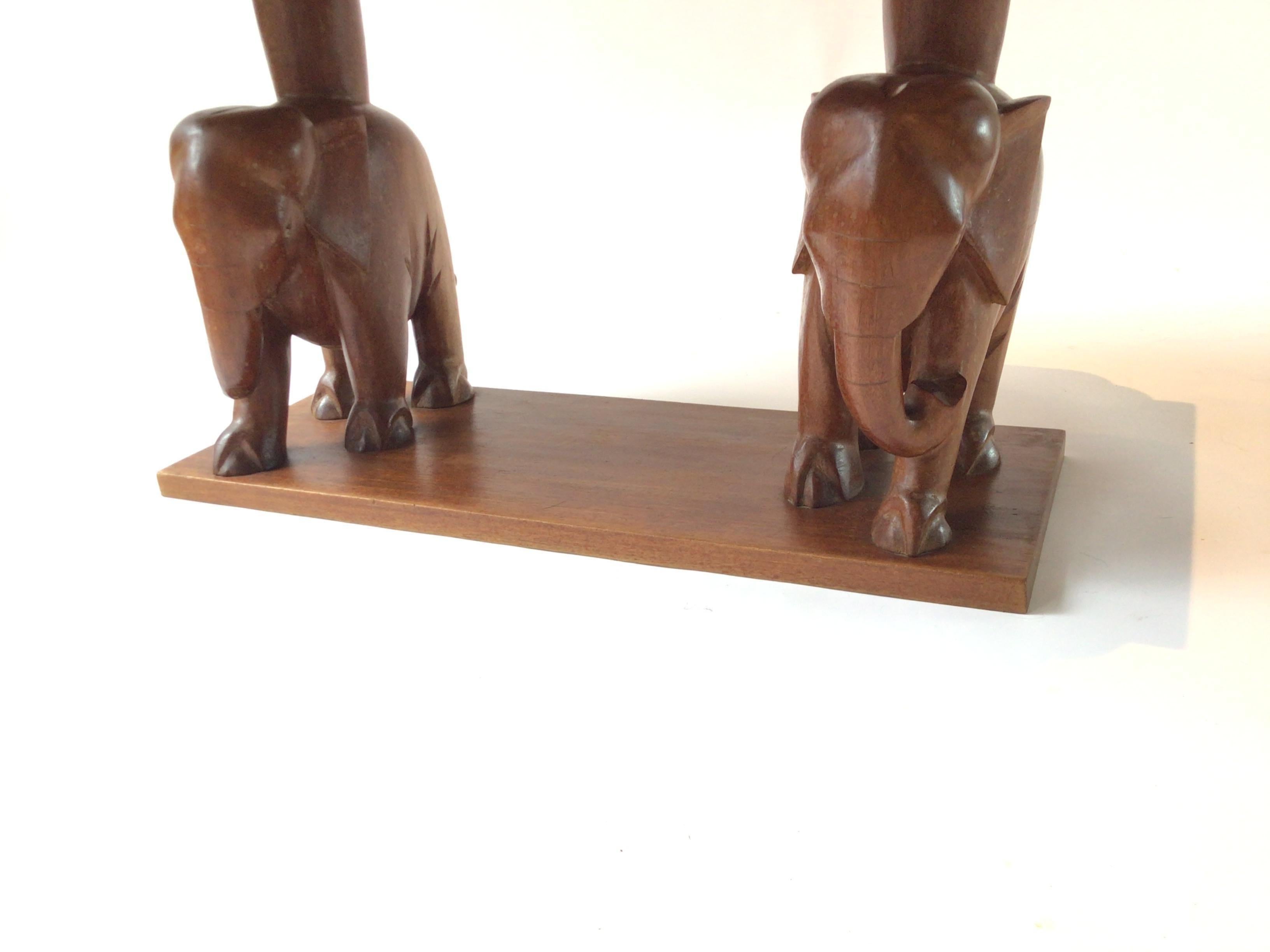1960er, Elefanten-Couchtisch aus geschnitztem Mahagoni (Mitte des 20. Jahrhunderts) im Angebot