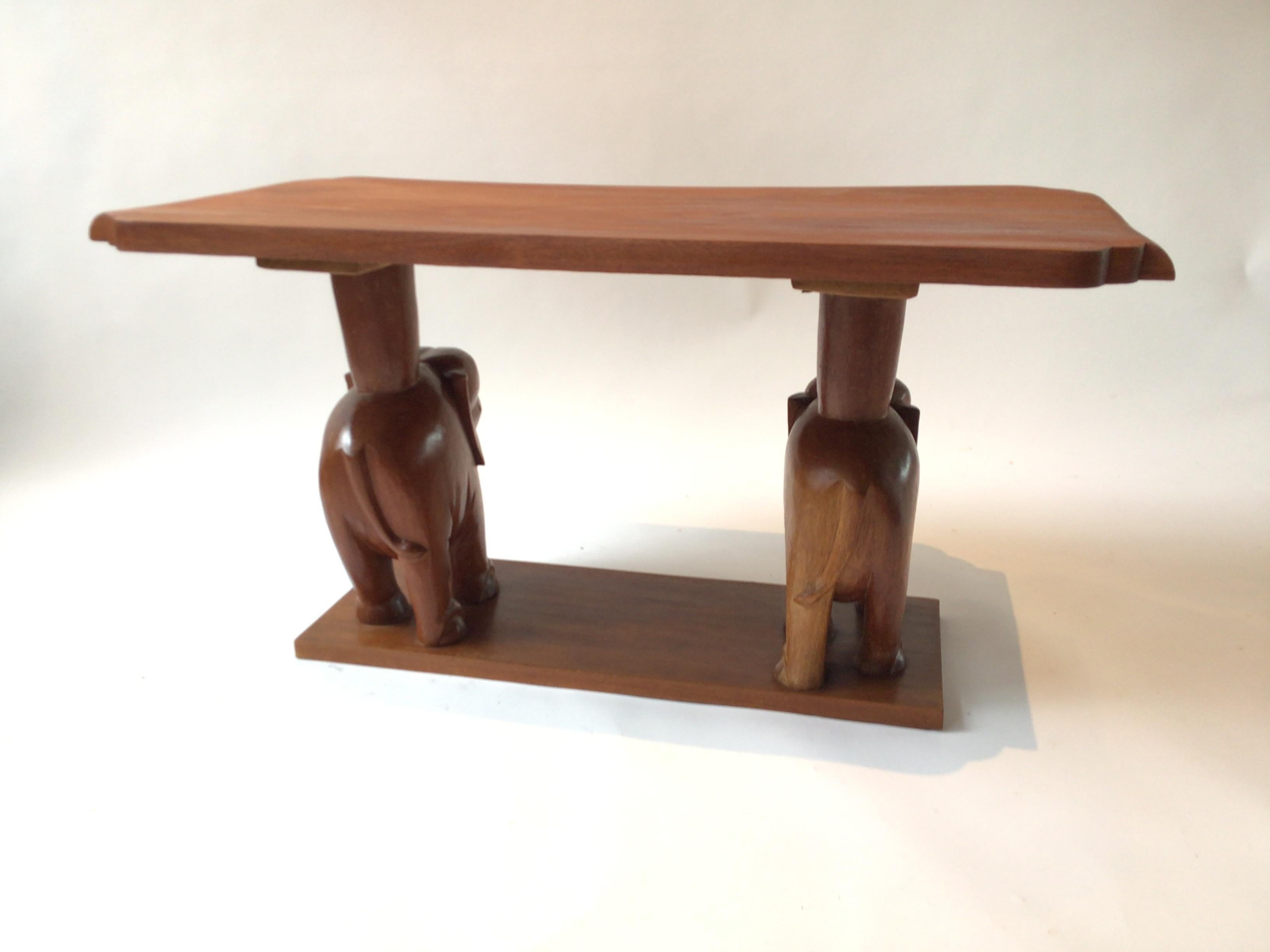 1960er, Elefanten-Couchtisch aus geschnitztem Mahagoni (Holz) im Angebot
