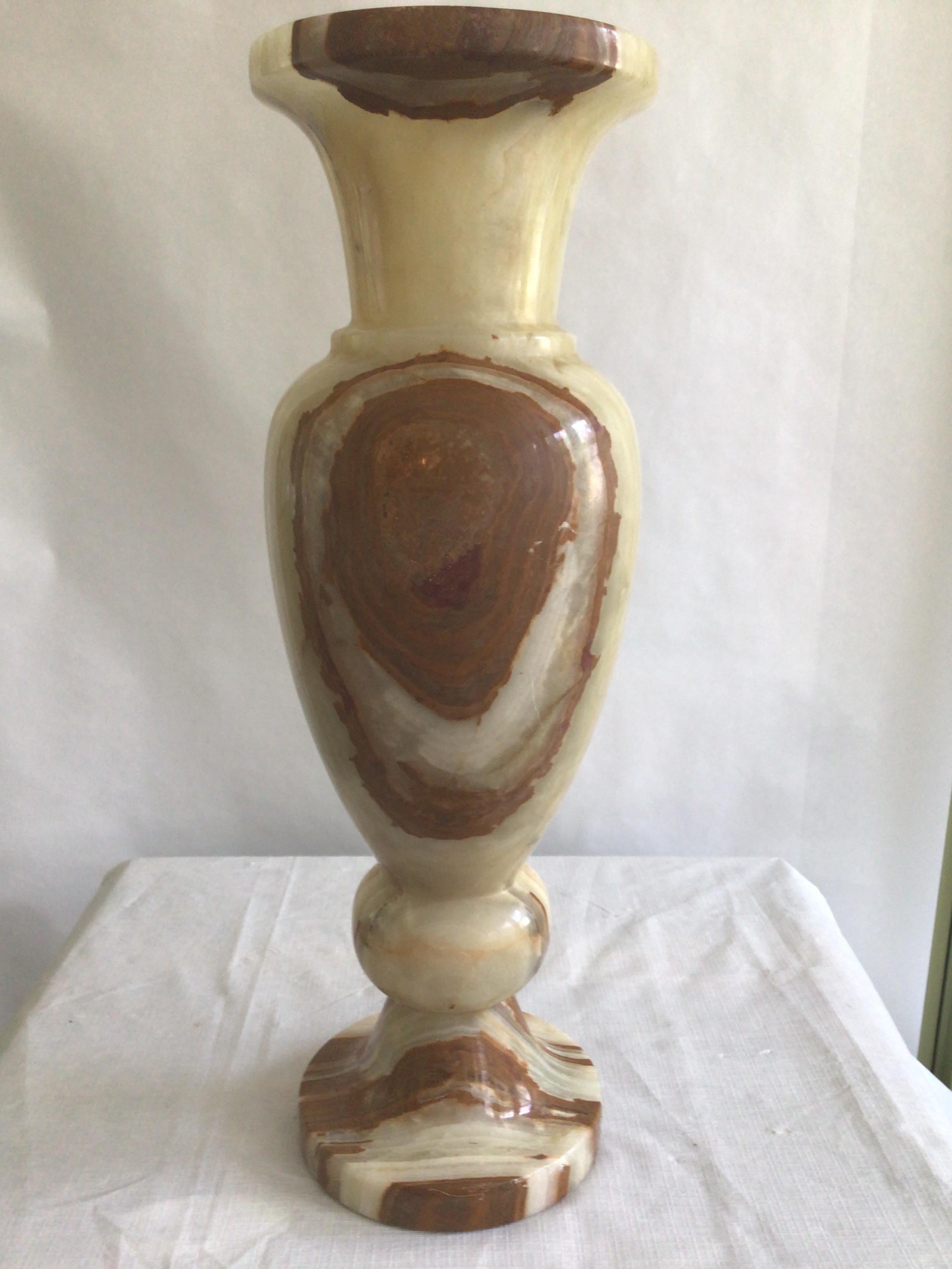 1960s Carved Onyx Urn Vase In Good Condition For Sale In Tarrytown, NY
