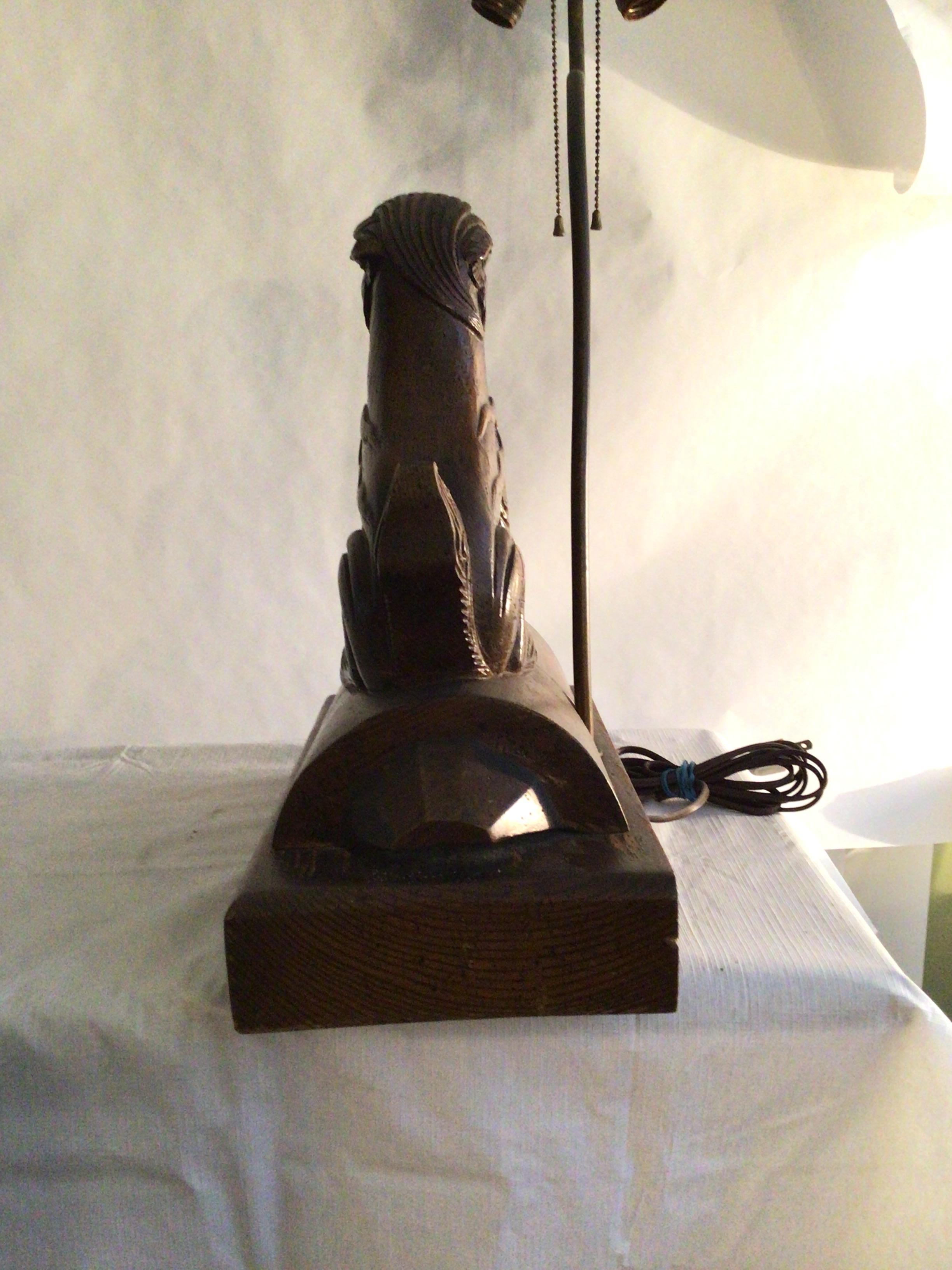 1960s Carved Wood Foo Dog Table Lamp on a Curved Wood Base In Good Condition For Sale In Tarrytown, NY