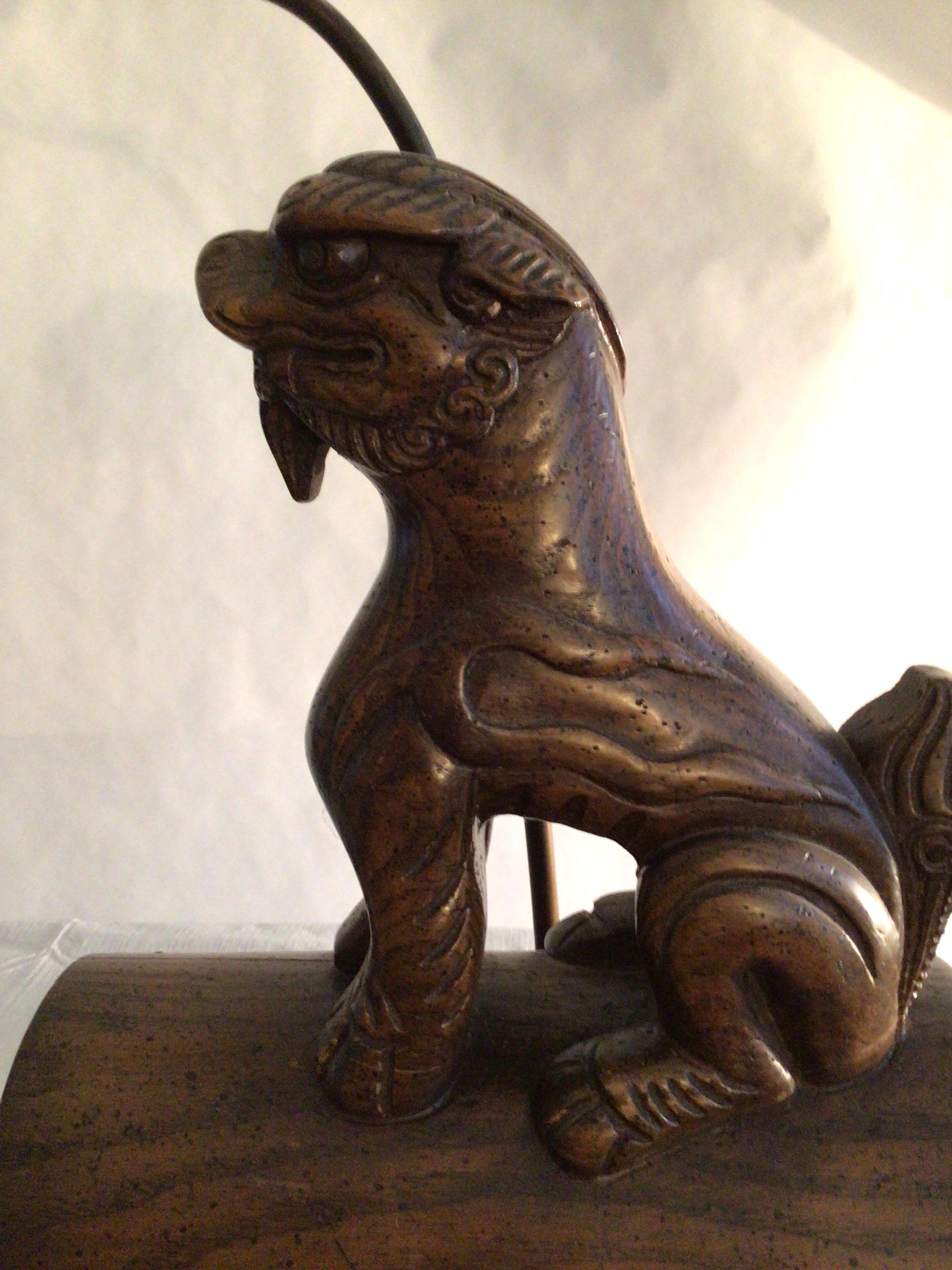 Mid-20th Century 1960s Carved Wood Foo Dog Table Lamp on a Curved Wood Base For Sale