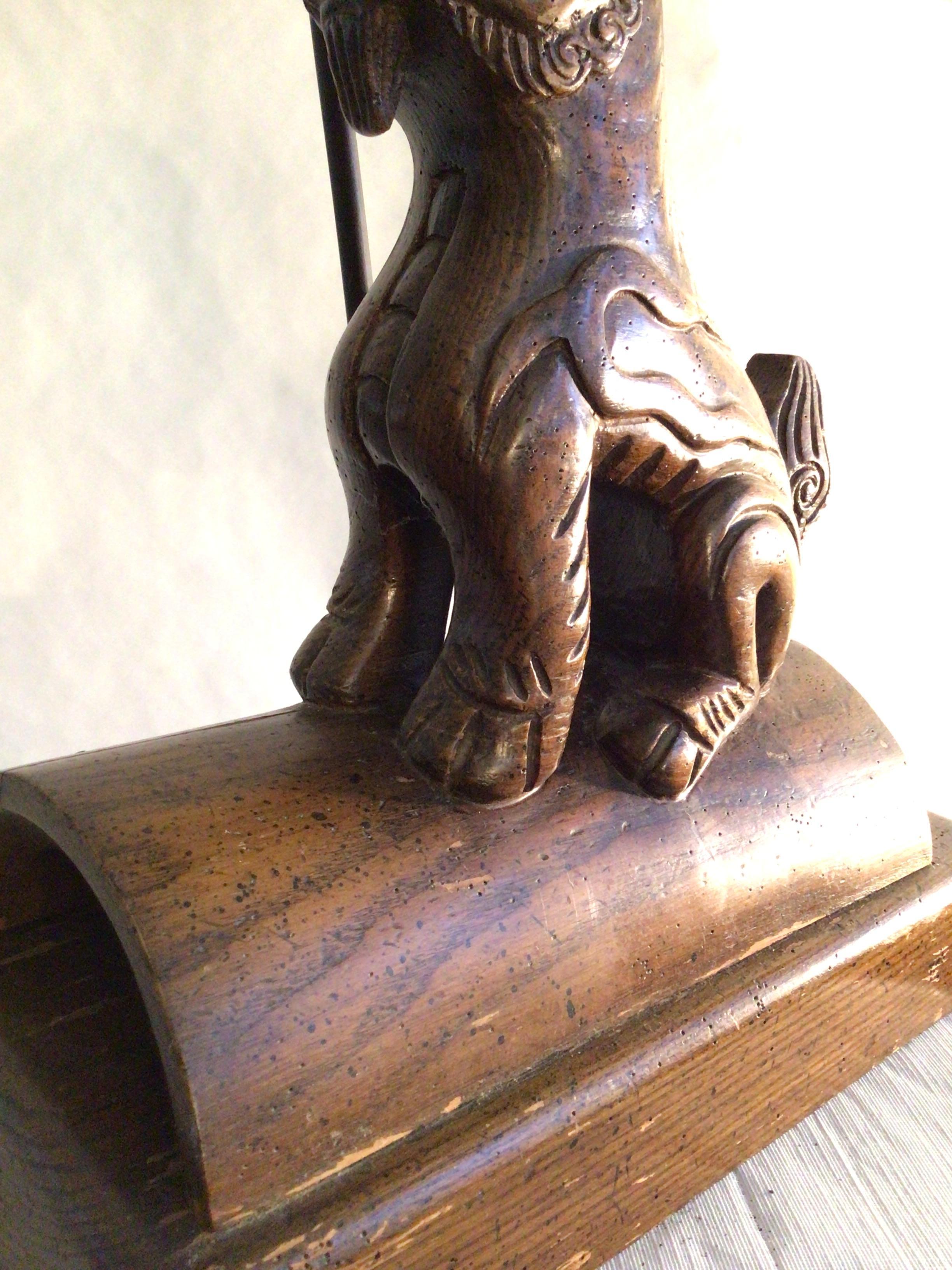 1960s Carved Wood Foo Dog Table Lamp on a Curved Wood Base For Sale 2