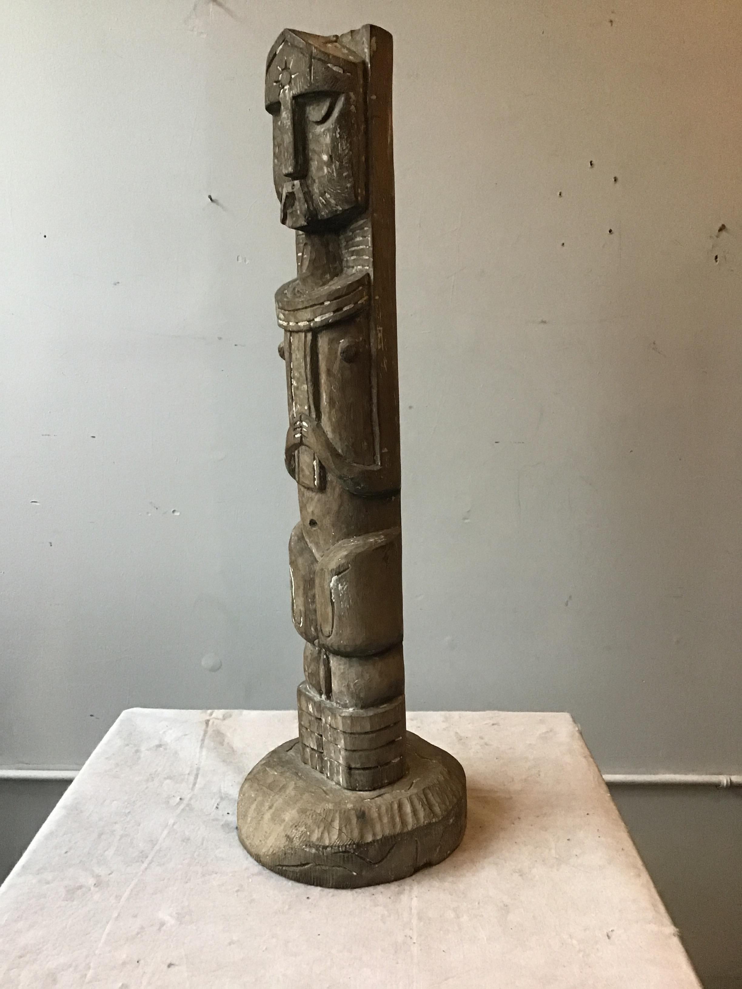 Geschnitzte Tiki-Totem-Skulptur eines Ritters aus Holz, 1960er Jahre
Massivholz fühlt sich schwer an - Initialen RJP
An der Unterseite des Sockels fehlt ein Stück Holz (wie abgebildet - Teil der Schnitzerei)
