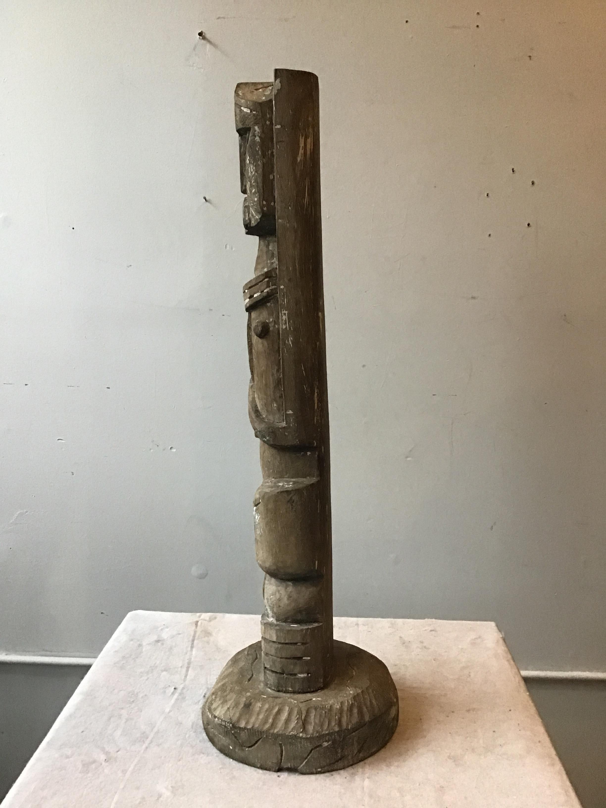 Geschnitzte Tiki-Totem-Skulptur eines Ritters aus Holz, 1960er Jahre (Handgeschnitzt) im Angebot