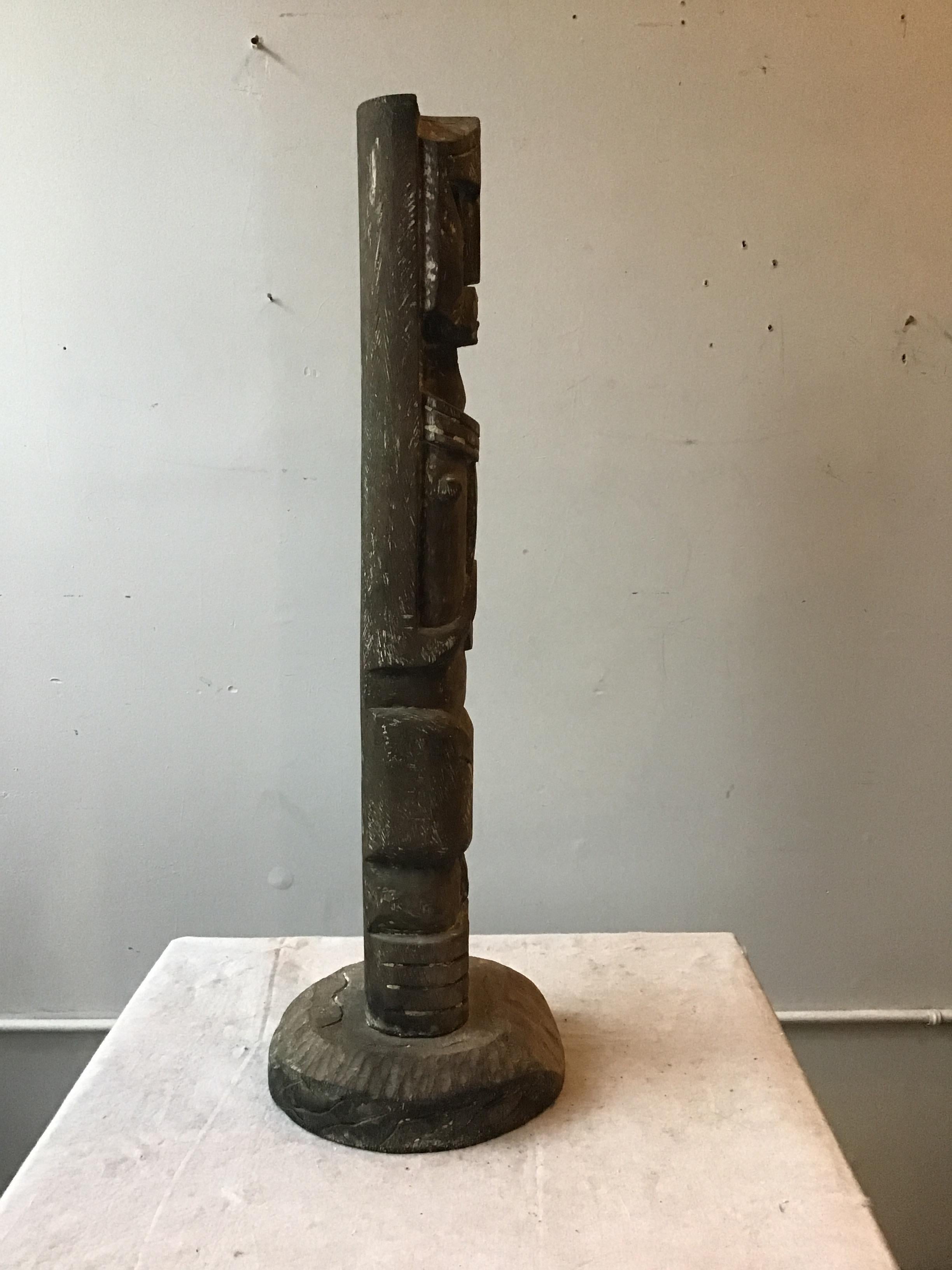 Geschnitzte Tiki-Totem-Skulptur eines Ritters aus Holz, 1960er Jahre (Mitte des 20. Jahrhunderts) im Angebot