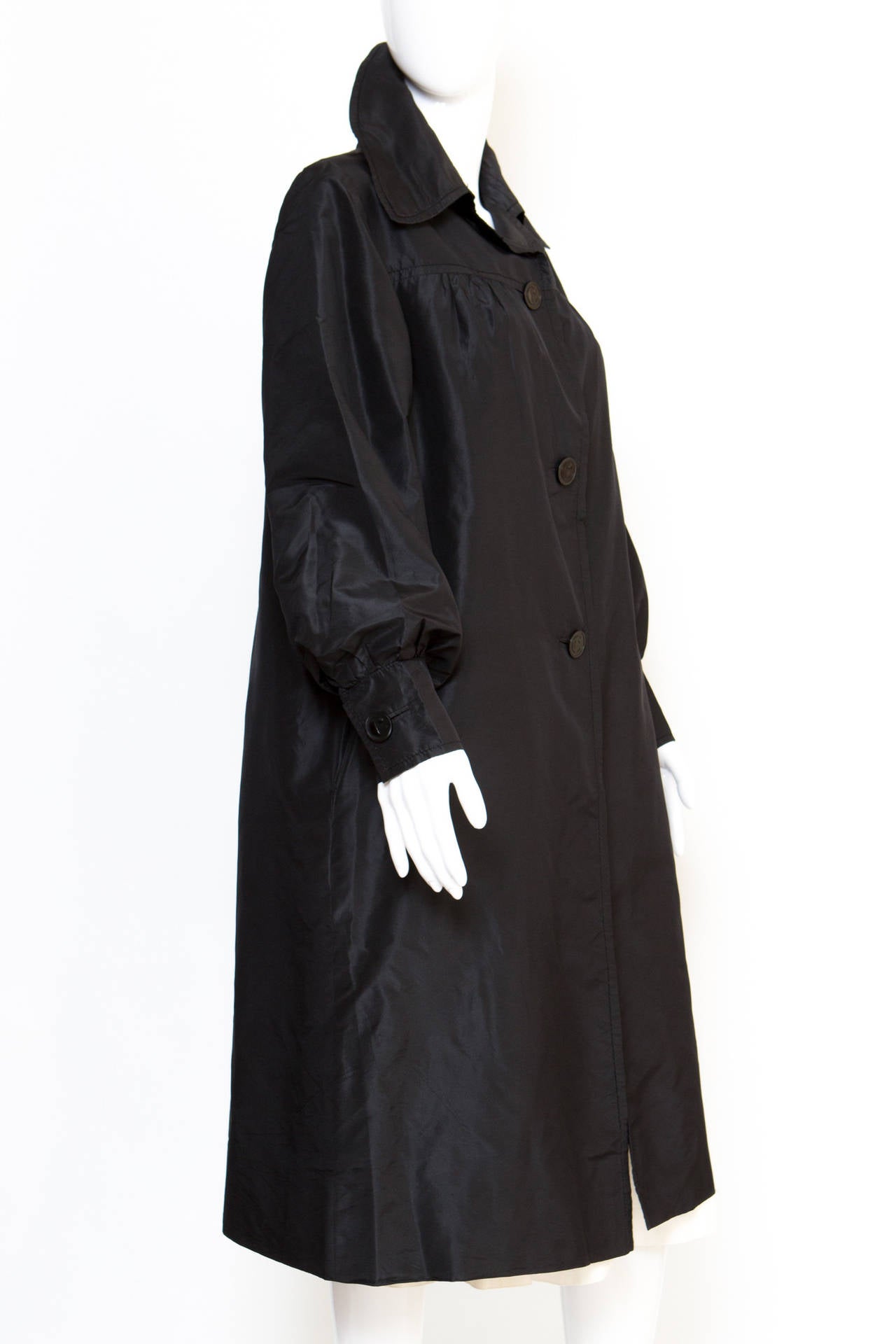 Geschnitzter schwarzer Seiden-Trenchcoat aus den 1960er Jahren  (Schwarz) im Angebot