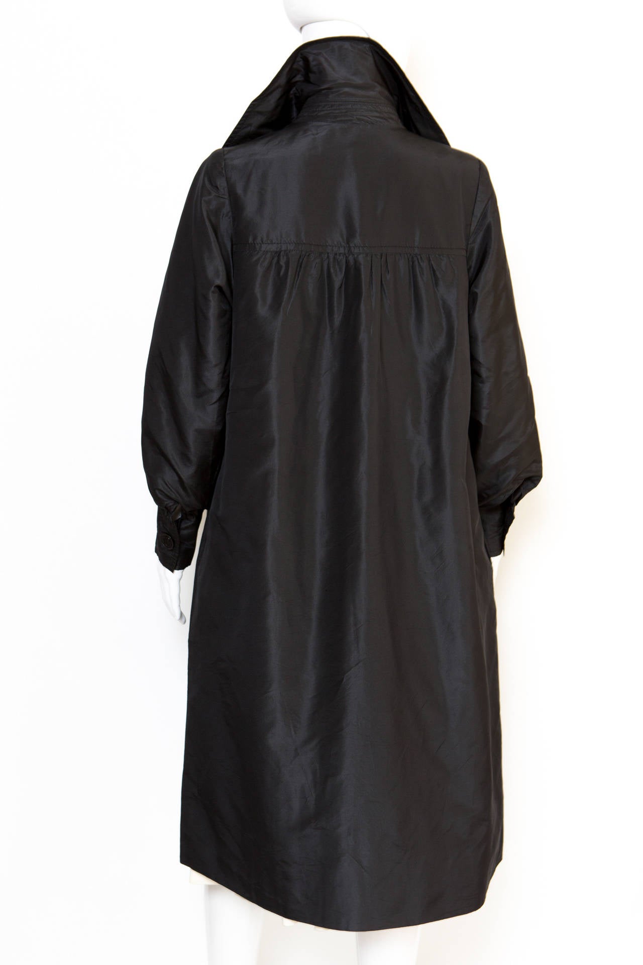 Trench-coat en soie noire sculptée des années 1960  Bon état - En vente à Paris, FR