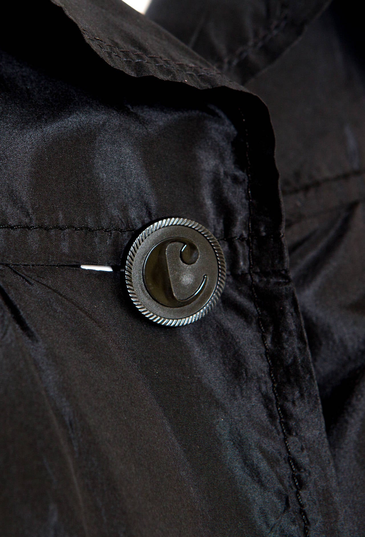 Trench-coat en soie noire sculptée des années 1960  Pour femmes en vente