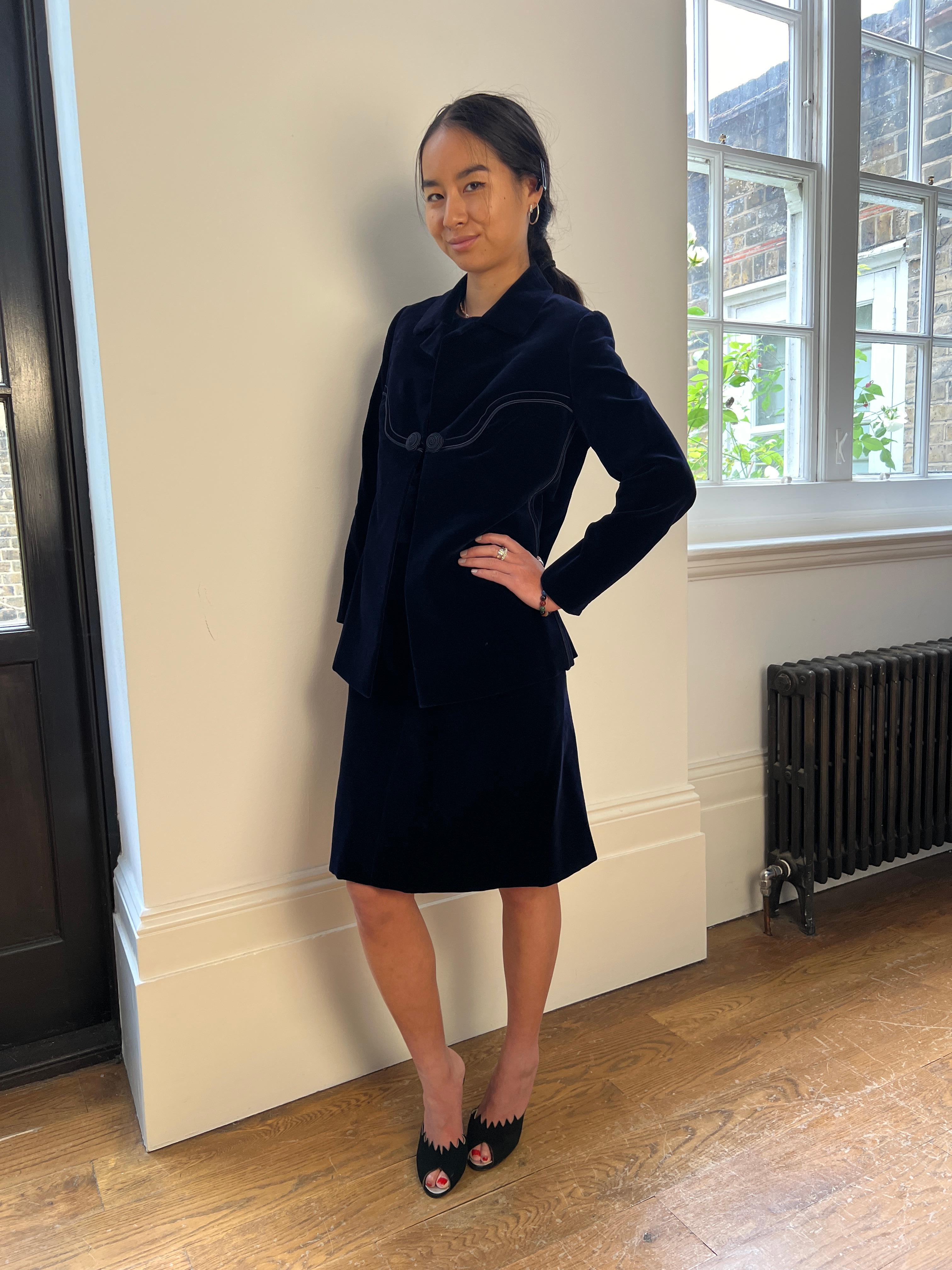 1960s Carven Haute Couture Costume habillé en velours Soutache marine en vente 3