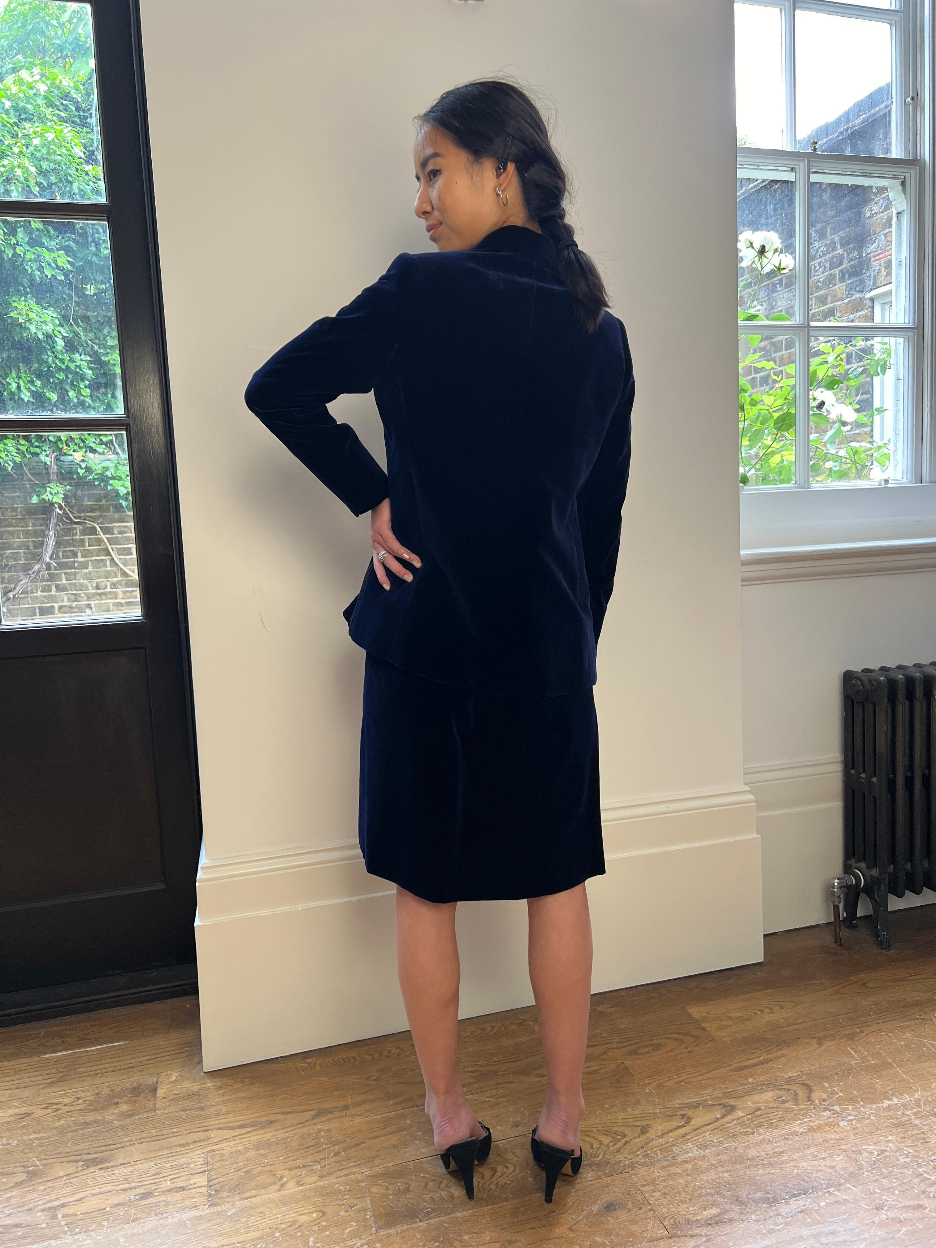 1960s Carven Haute Couture Costume habillé en velours Soutache marine en vente 4