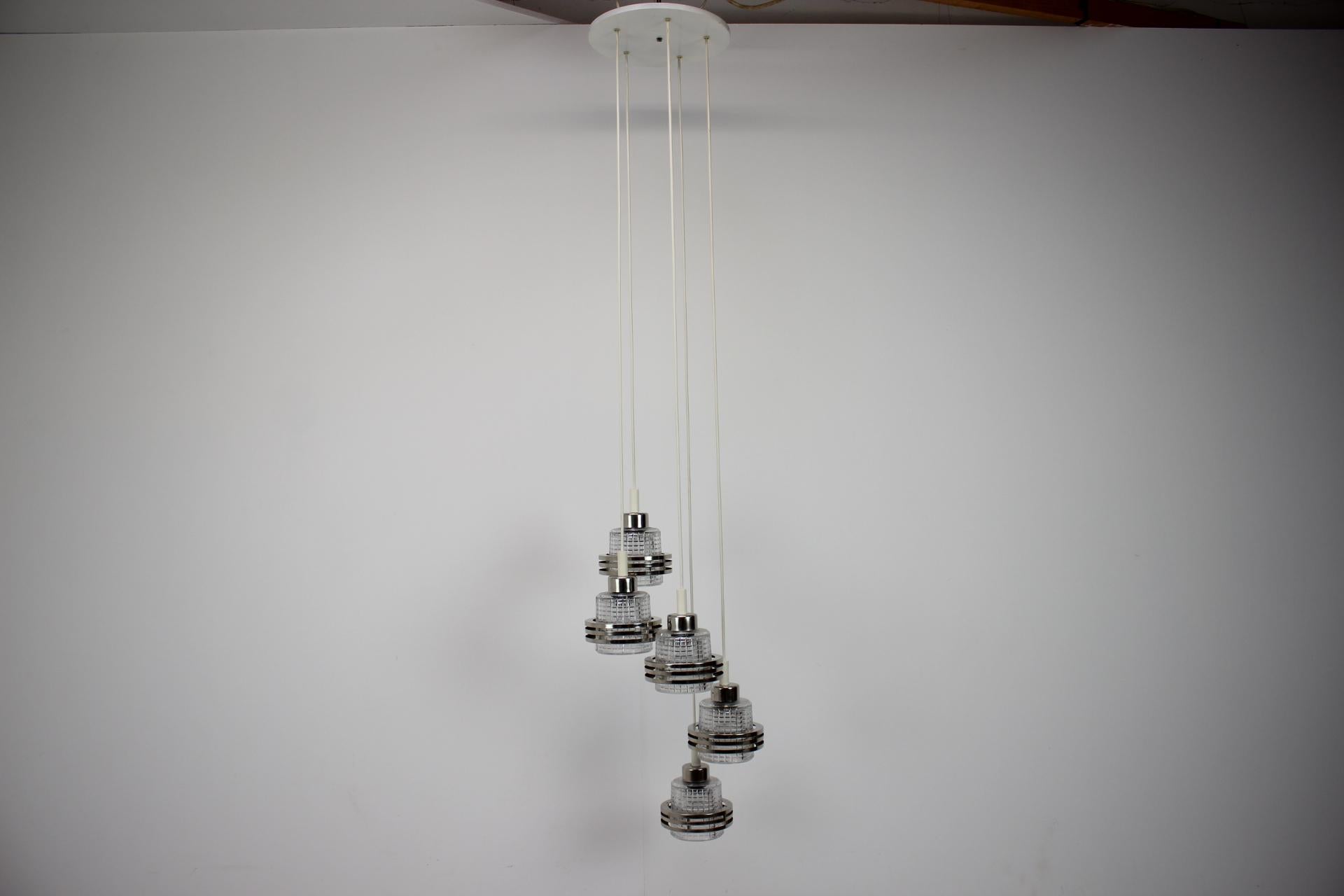 Lampadario a spirale regolabile in altezza, realizzato in Cecoslovacchia, negli anni '60.
Realizzato in metallo e cromo.
Buone condizioni originali con lievi segni d'uso.
Pulito e lucidato, perfettamente funzionante.
