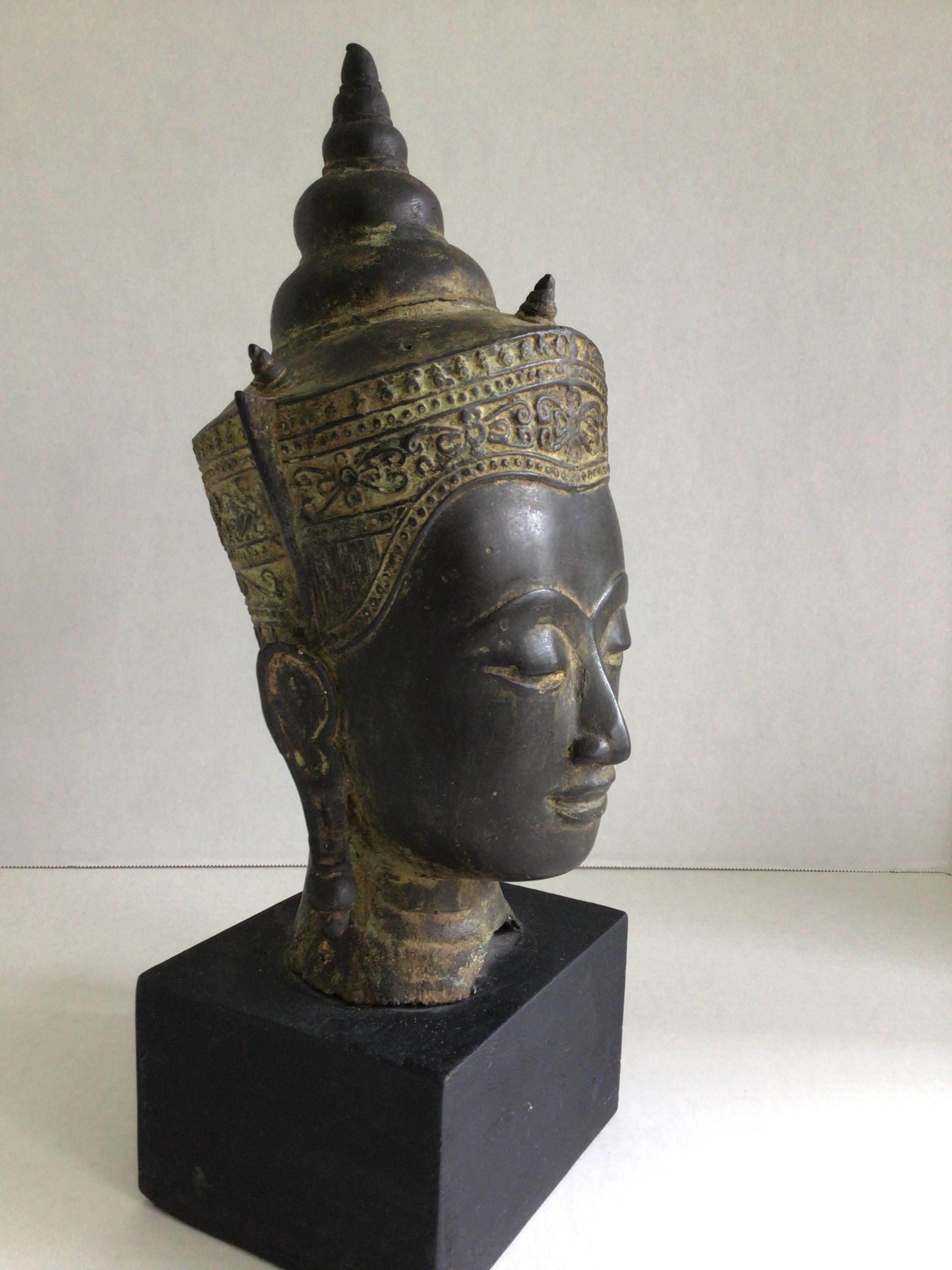 Calco Testa di Buddha tibetano con corona in bronzo fuso del 1960 su base in Wood Wood dipinto in vendita