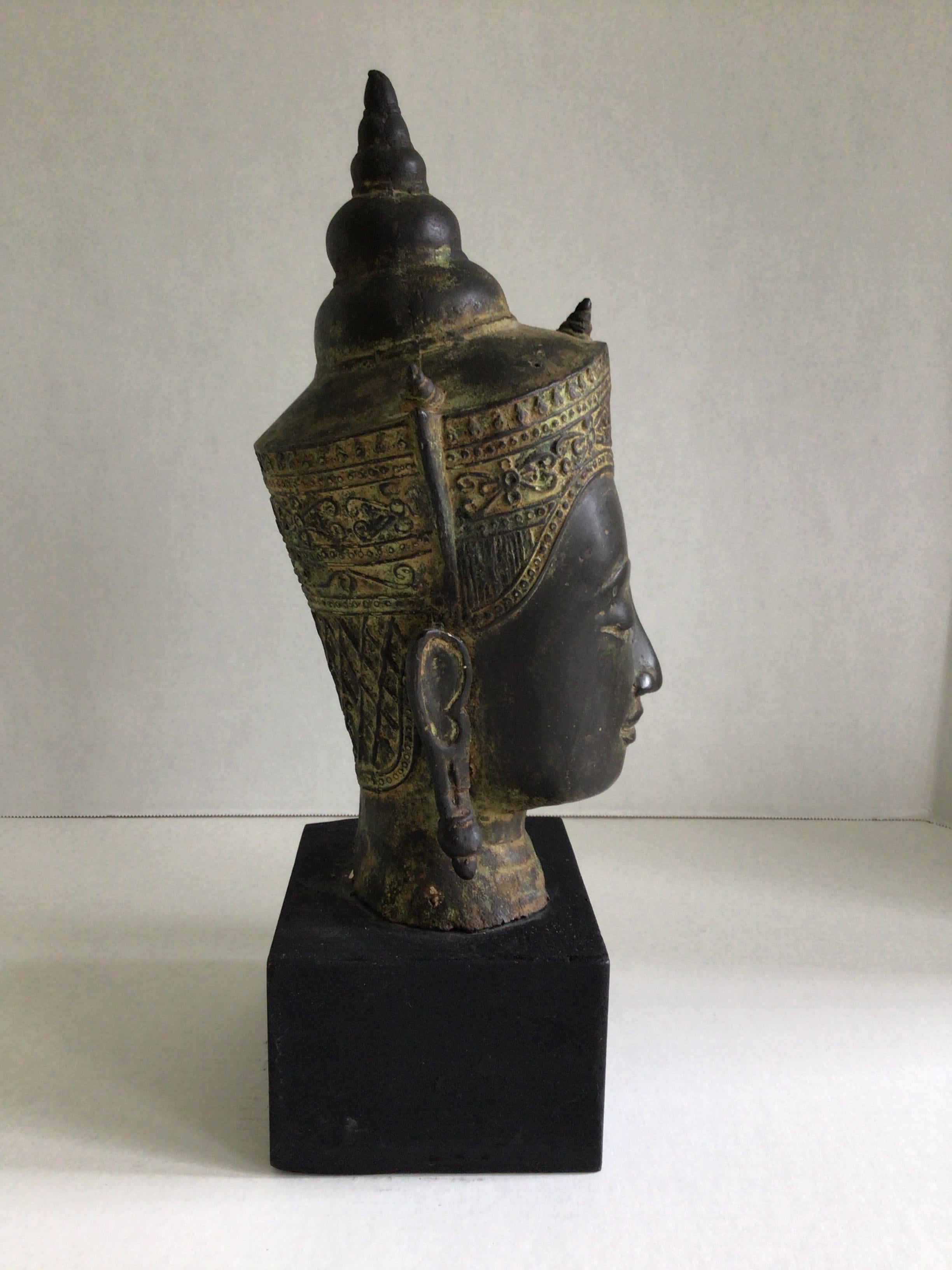 Testa di Buddha tibetano con corona in bronzo fuso del 1960 su base in Wood Wood dipinto In condizioni buone in vendita a Tarrytown, NY
