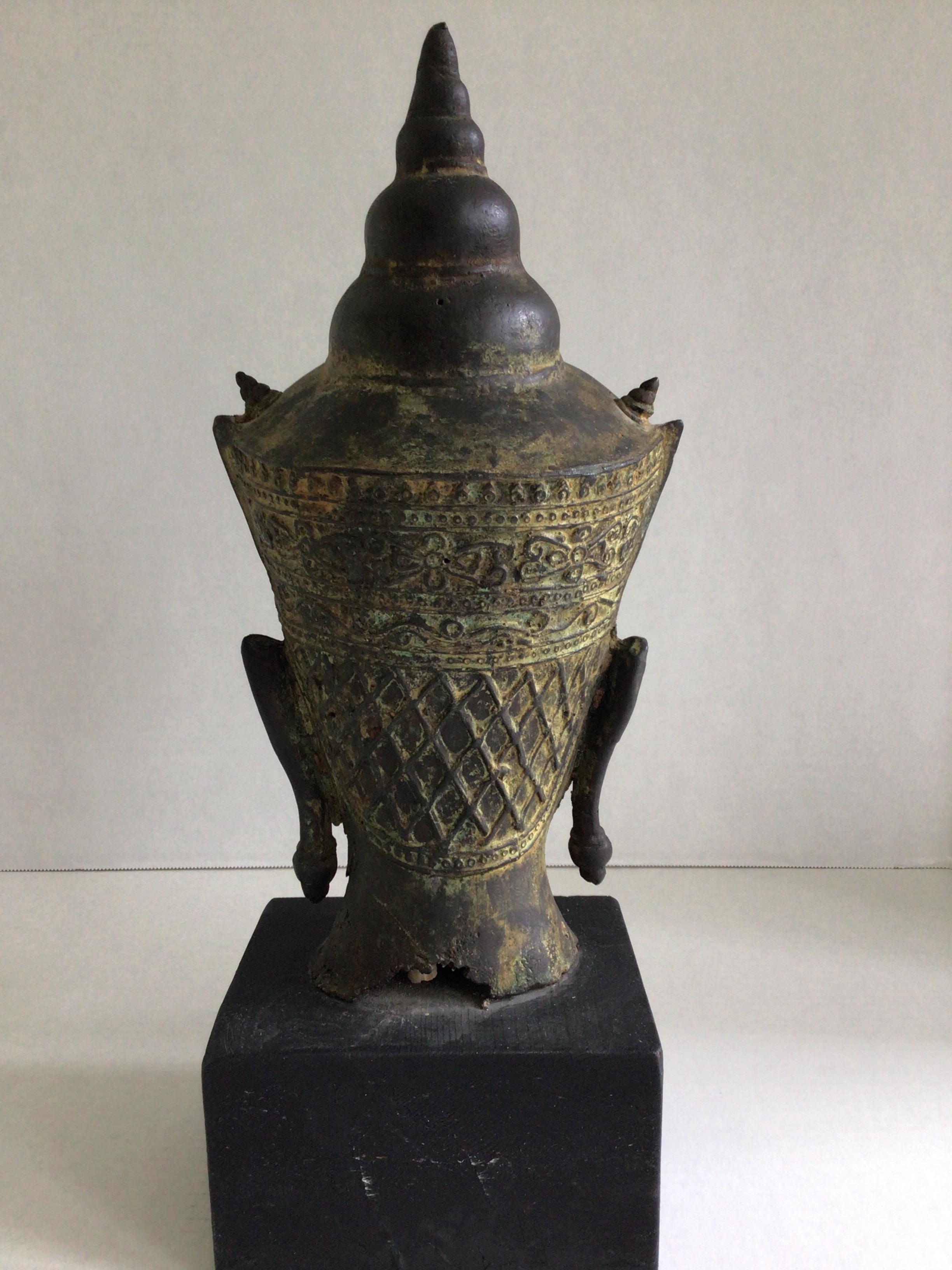 Metà XX secolo Testa di Buddha tibetano con corona in bronzo fuso del 1960 su base in Wood Wood dipinto in vendita